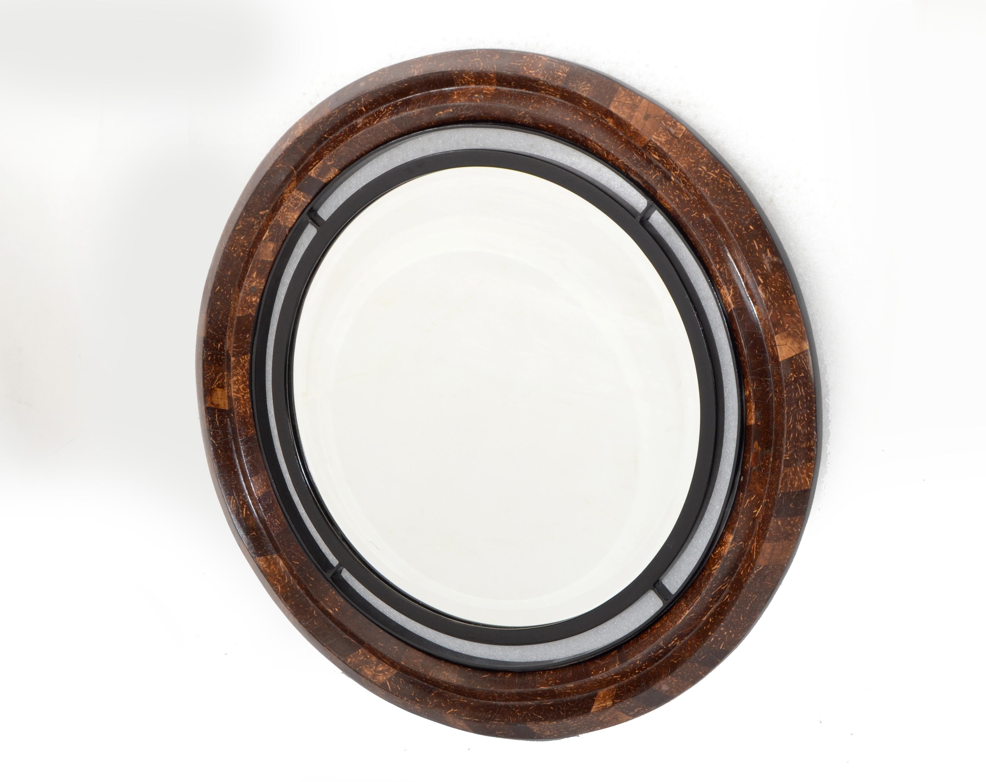Round Coco Shell Maitland-Smith Tessellated Beveled Mirror Mid-Century Modern In Good Condition In Miami, FL
