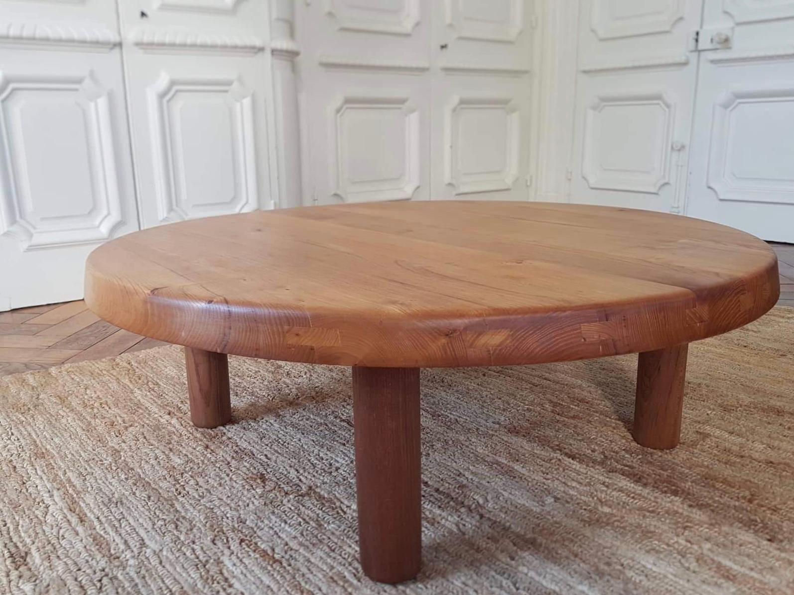 Round coffee table T 02M Pierre Chapo from 1970 in French Elm.
 Table with inclined edges with 4 removable cylindrical legs.
 Very beautiful patina of the wood, good used condition.

this Table goes perfectly with the furniture Jean prouvè,