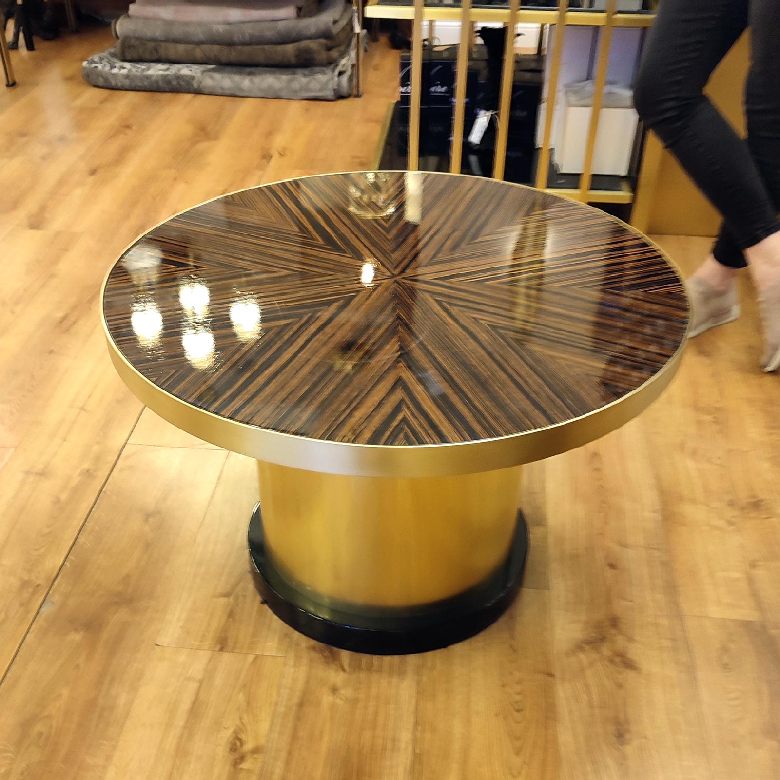 Round Coffee Cocktail Table, Brass and Makassar Top, in Art Deco Style For Sale 1