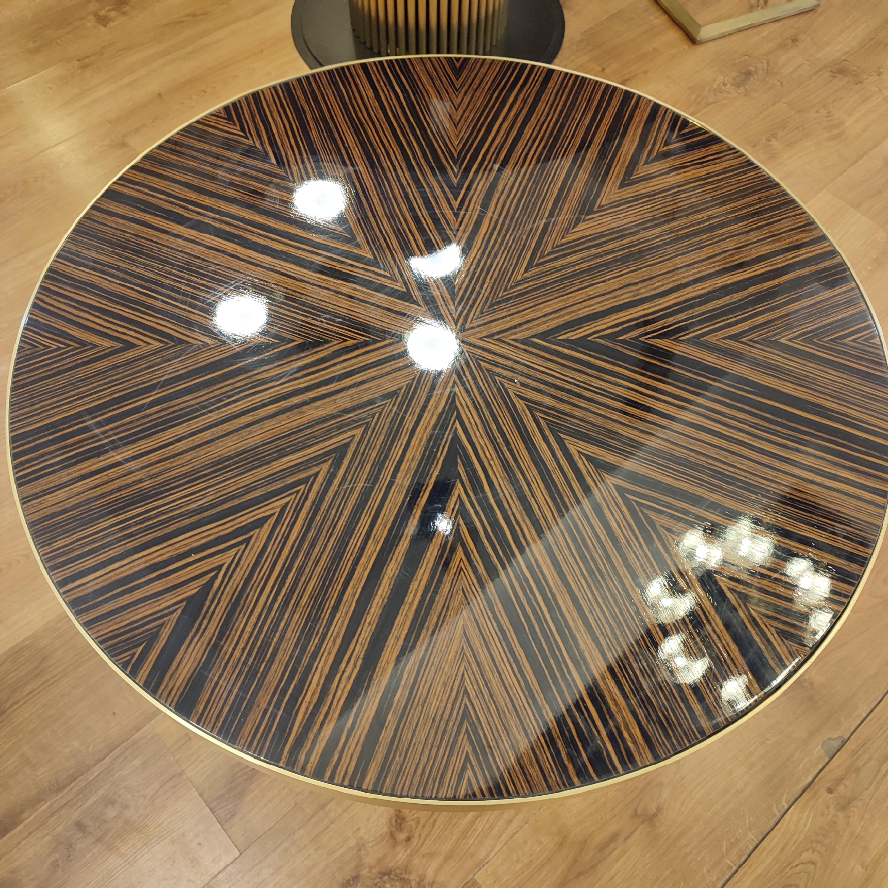 Laiton Table basse ronde de cocktail en laiton et plateau Makassar, de style Art Déco en vente