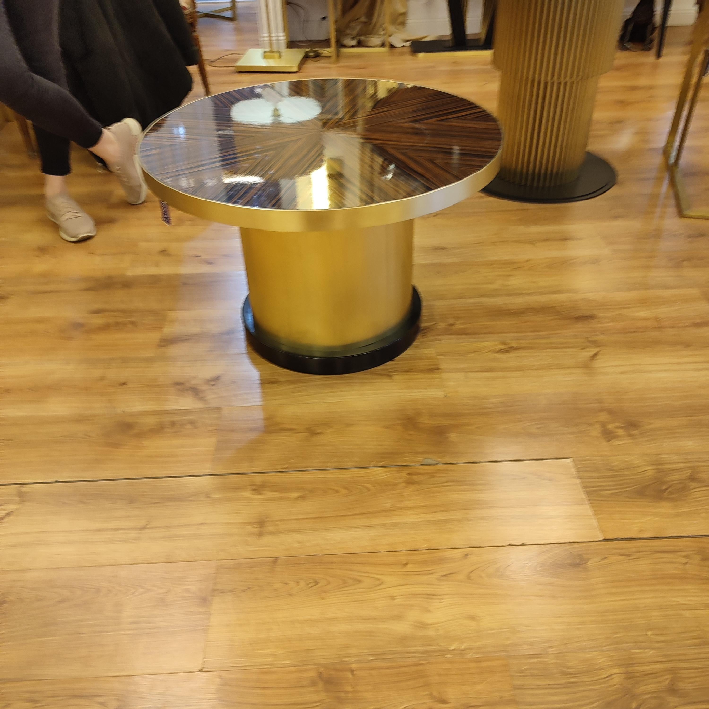 Table basse ronde de cocktail en laiton et plateau Makassar, de style Art Déco en vente 1