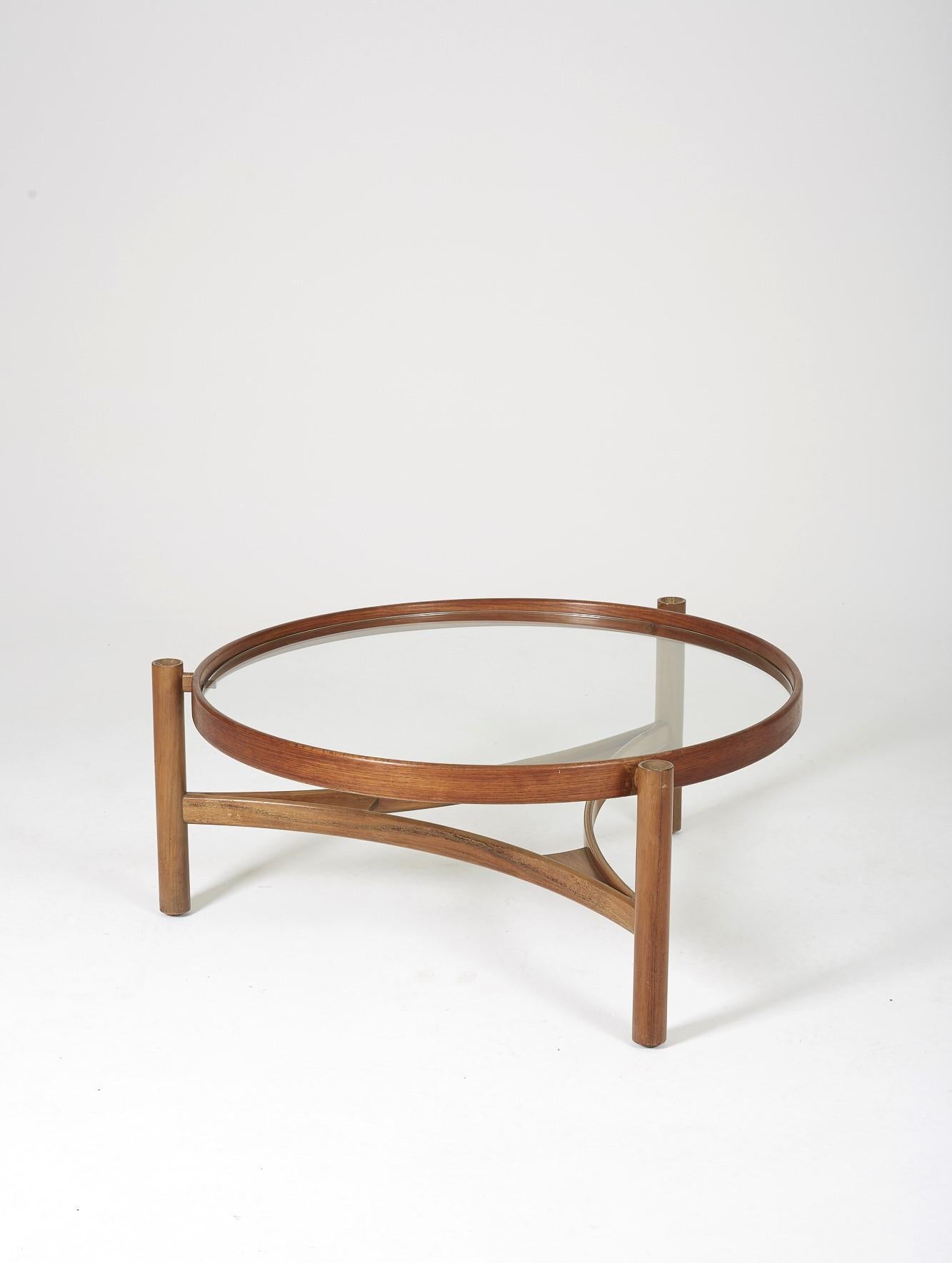 Round coffee table model 775 by Gianfranco Frattini for Cassina, Italy 1960s. Solid wood structure and glass top. Good condition, some scratches on the top.