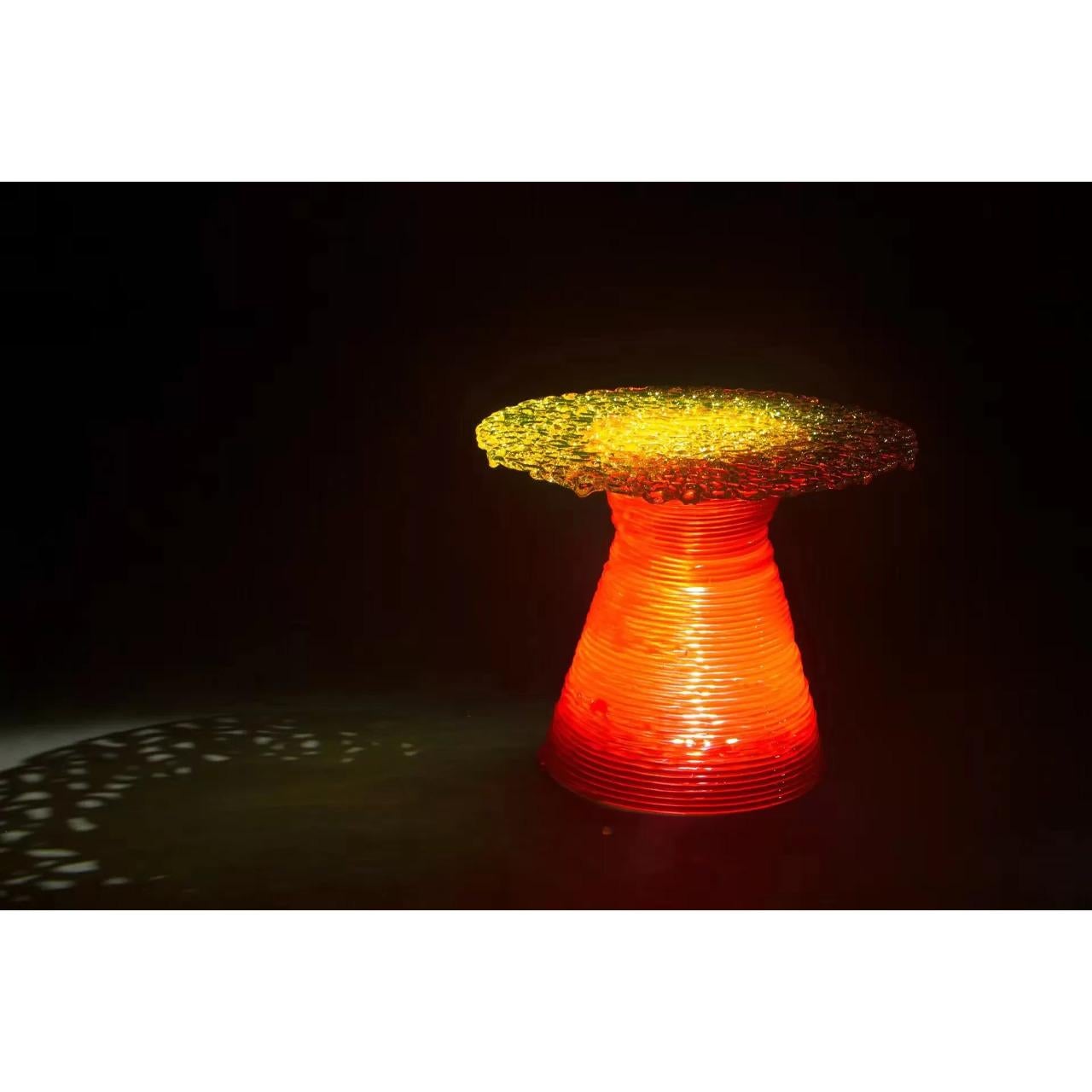 Art déco Table basse ronde Stitch by Stitch - Amber - Elegance on a Luminous Pedestal en vente
