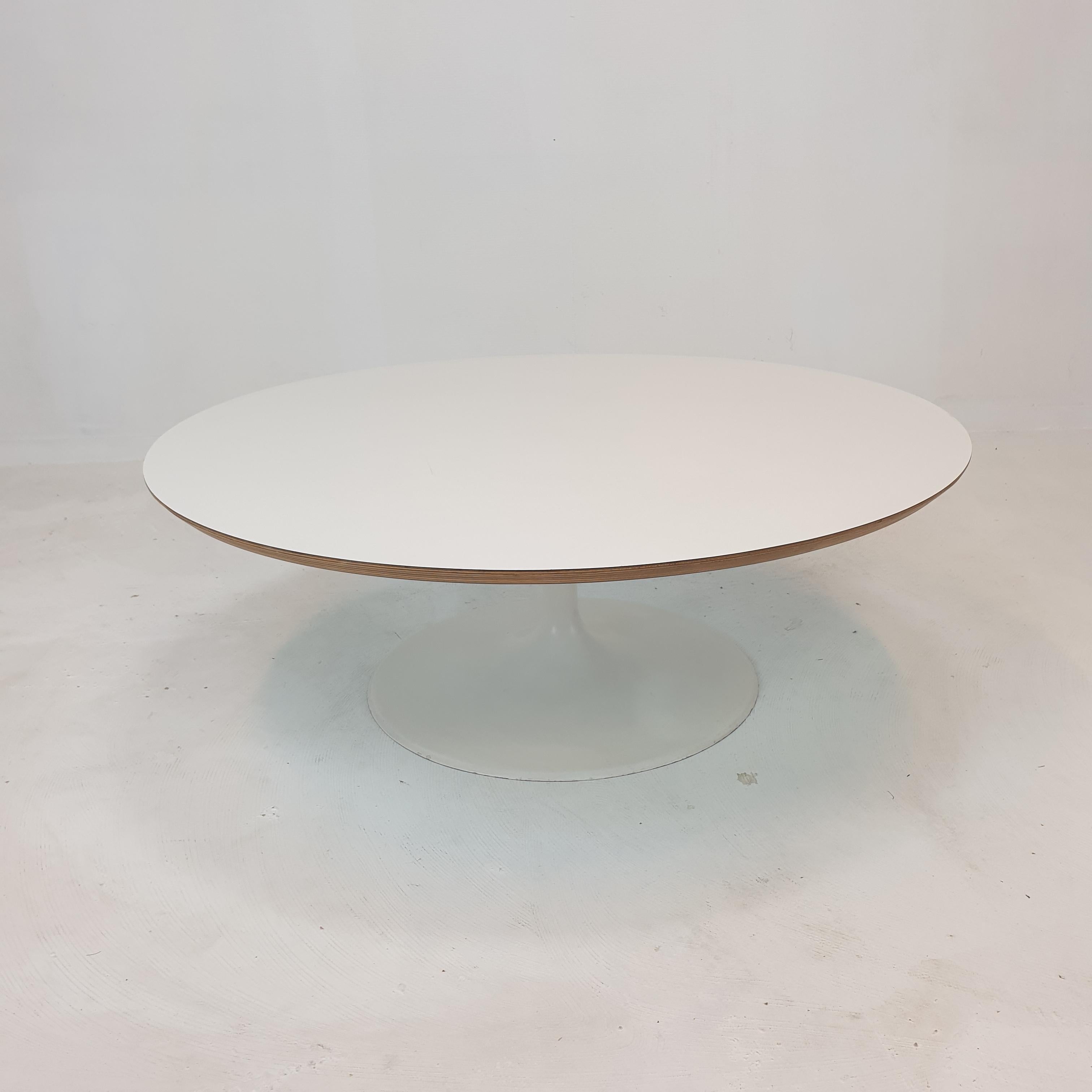Sehr schöner runder Couchtisch, entworfen von Geoffrey Harcourt in den 60er Jahren. 
Es wird von Artifort hergestellt. 

Dieser hochwertige Tisch wird aus den besten MATERIALEN hergestellt. 
Stabiler Fuß mit weiß beschichteter Holzplatte.