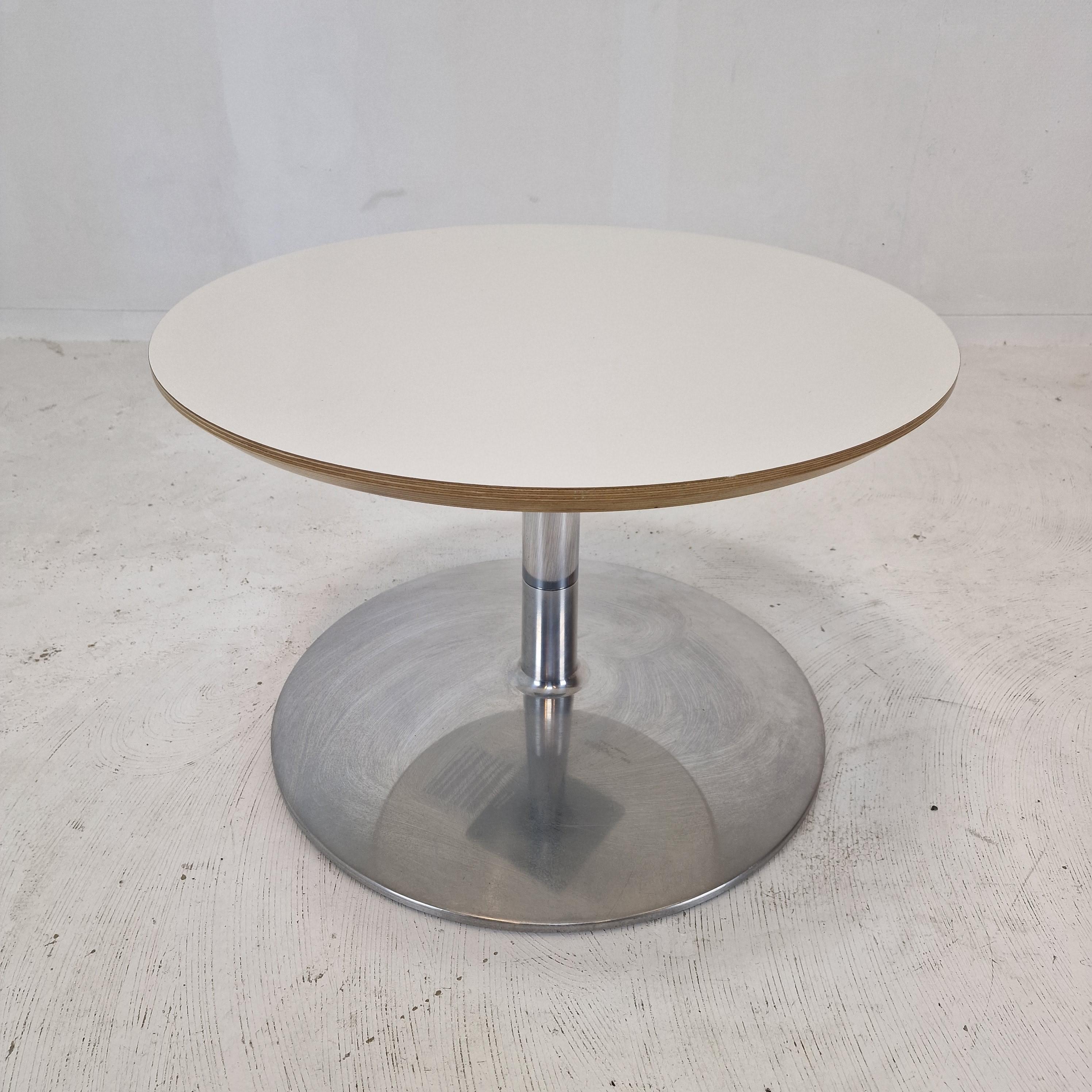 Very nice round coffee table, designed by Geoffrey Harcourt in the 60's. 

This lovely piece is manufactured by Artifort.
The high quality table is made with the best materials. 

The wooden laminated plate is in good vintage condition. 
The