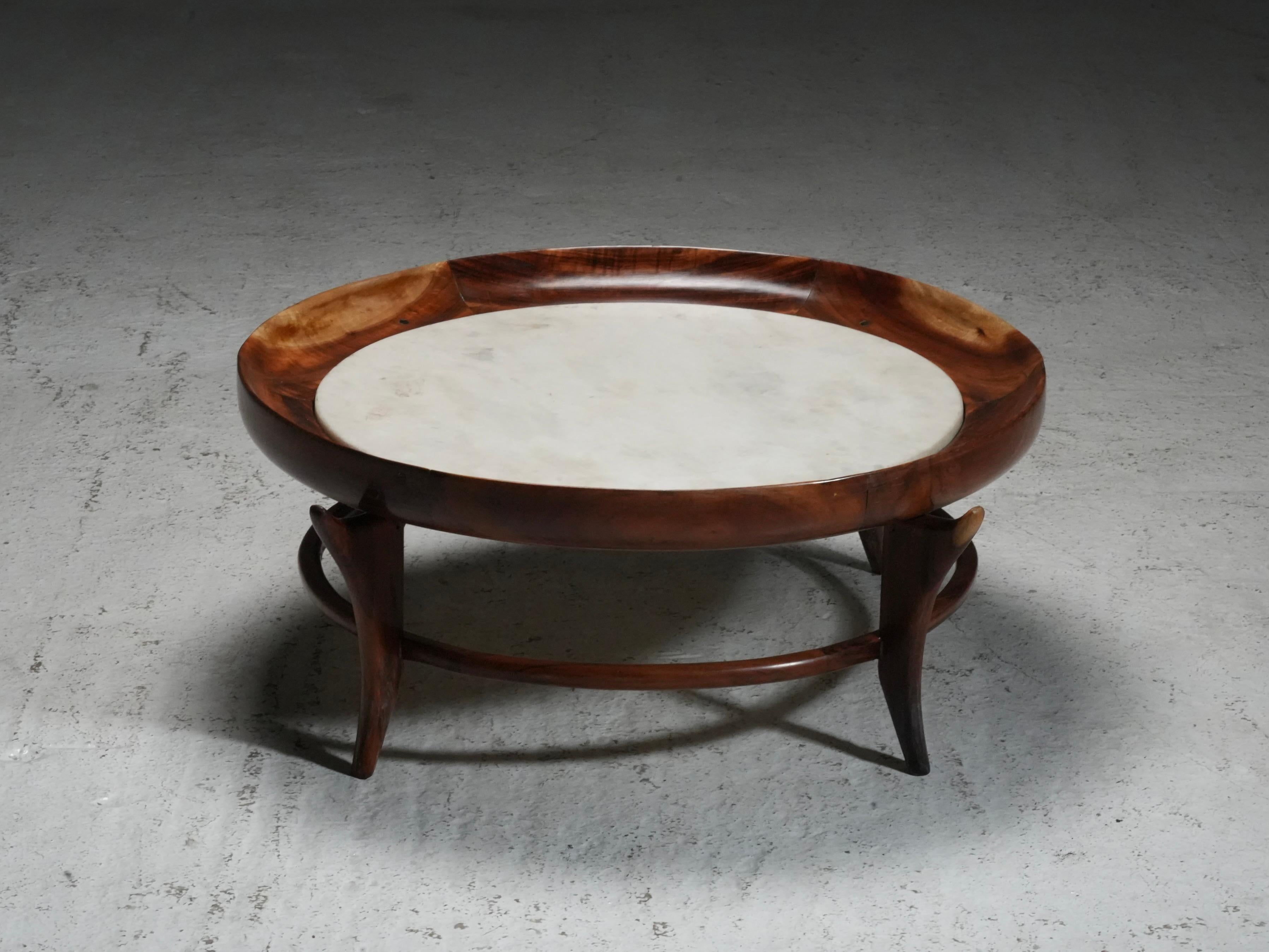 Striking coffee table designed by Giuseppe Scapinelli in the 1950s. Great example of Brazilian mid-century modern design. Made from caviuna wood, the table features a softly curved, bowl-like top supported by four elegantly shaped legs. The center