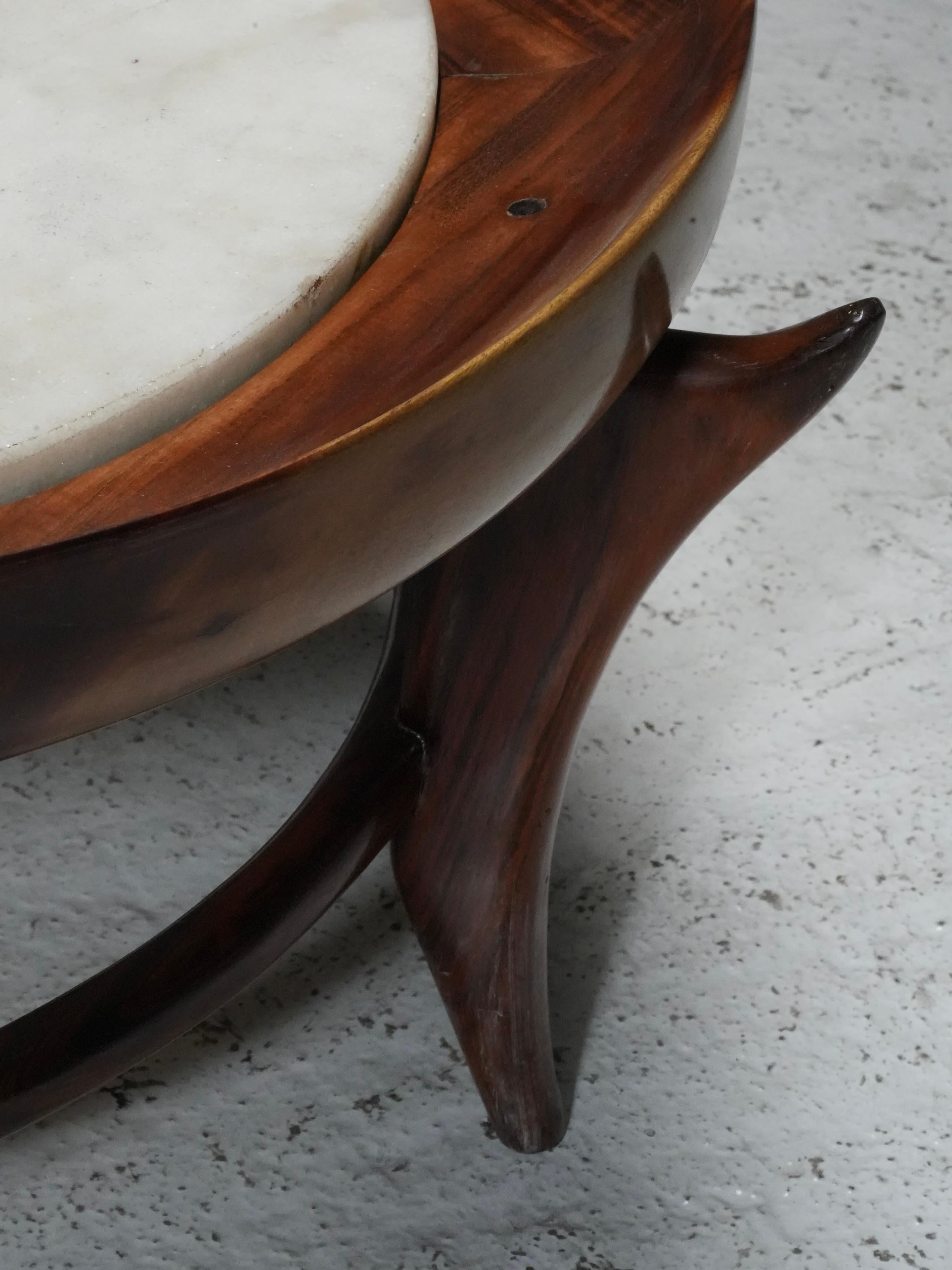 Round Coffee Table by Giuseppe Scapinelli in Caviuna and Marble, Brazil, 1950's In Good Condition In Uithoorn, NL