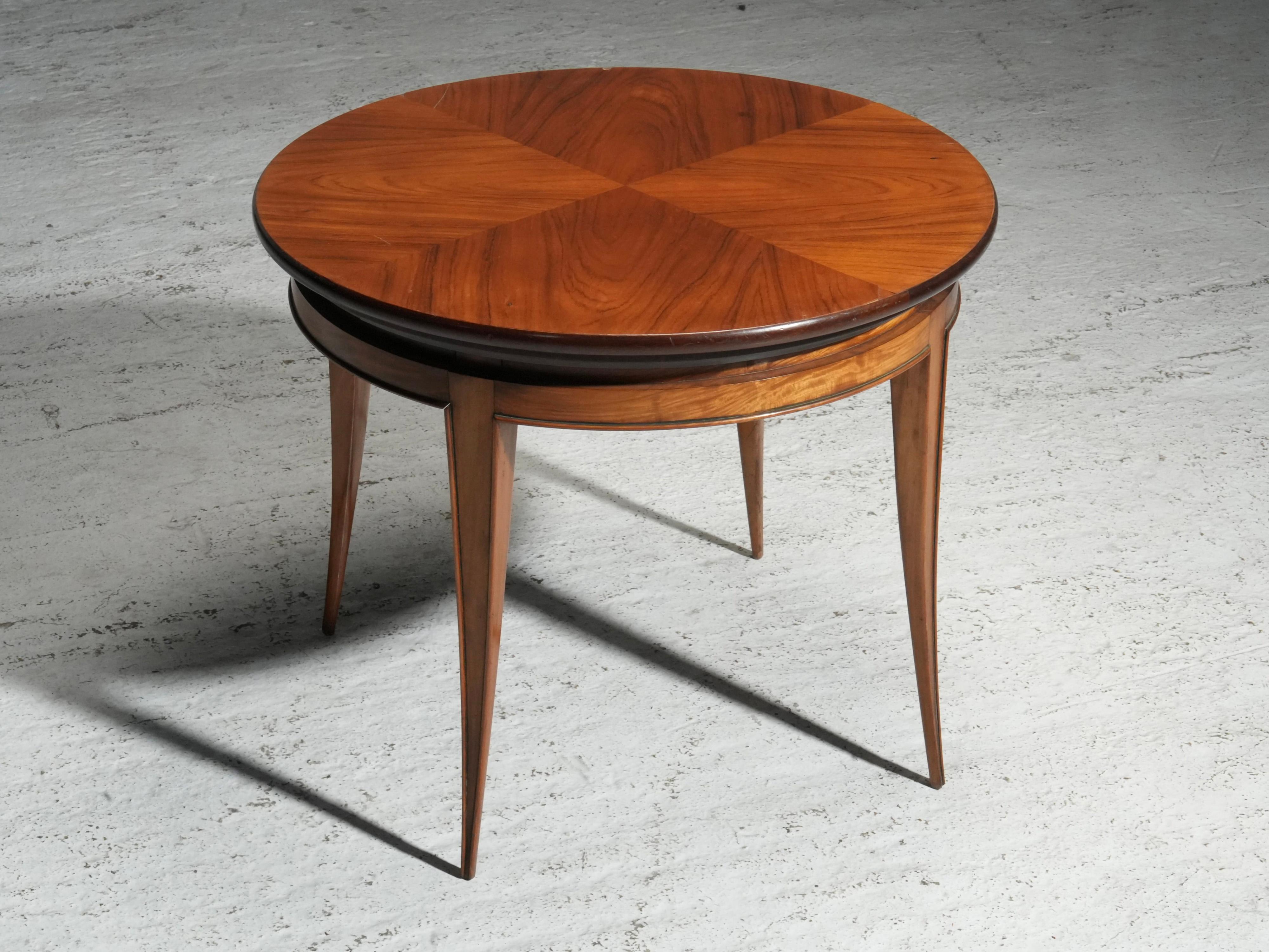 Mesa de centro redonda de Giuseppe Scapinelli en madera, Brasil, años 50

Esta escultural mesa de centro de Giuseppe Scapinelli muestra su característico equilibrio entre la estructura modernista y una línea más orgánica, casi arquitectónica.
