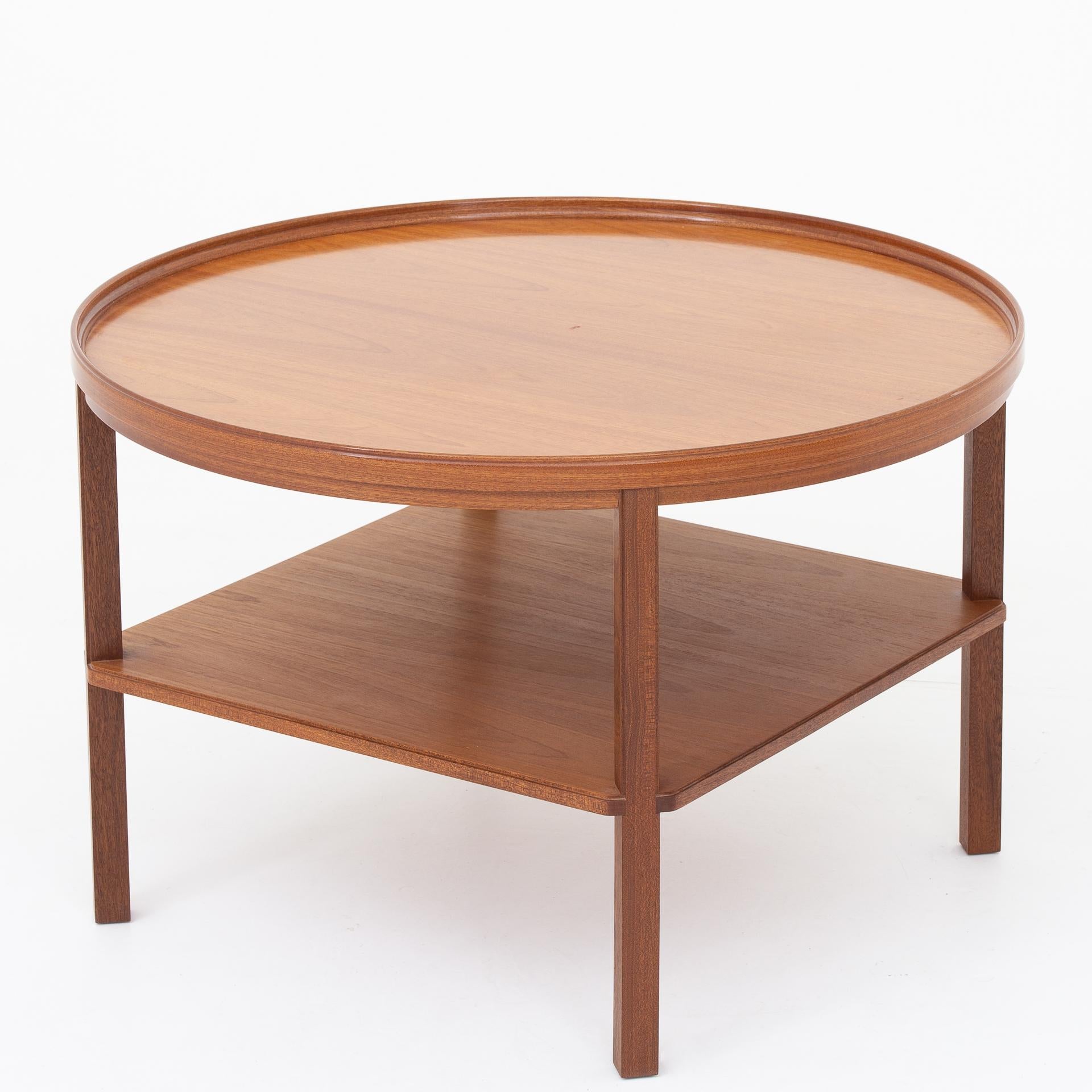 Round coffee table in mahogany. Maker Rud. Rasmussen. Measures: Diameter 80 cm.