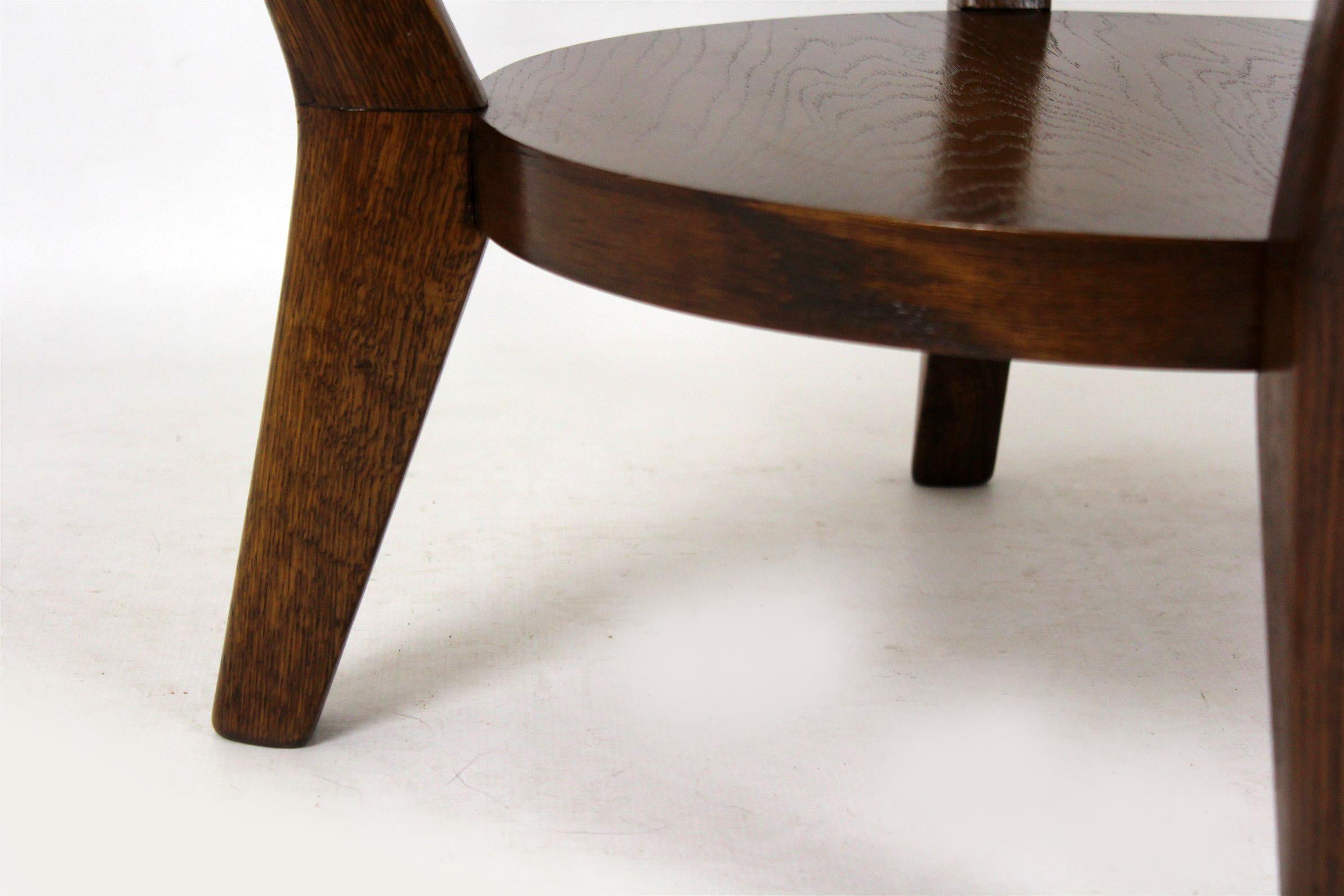 This round coffee table in oak veneer and glass was designed in 1944 by Karel Koželka and Antonin Kropácek for Interier Praha. It won a silver medal at La Triennale di Milano in 1946.
   