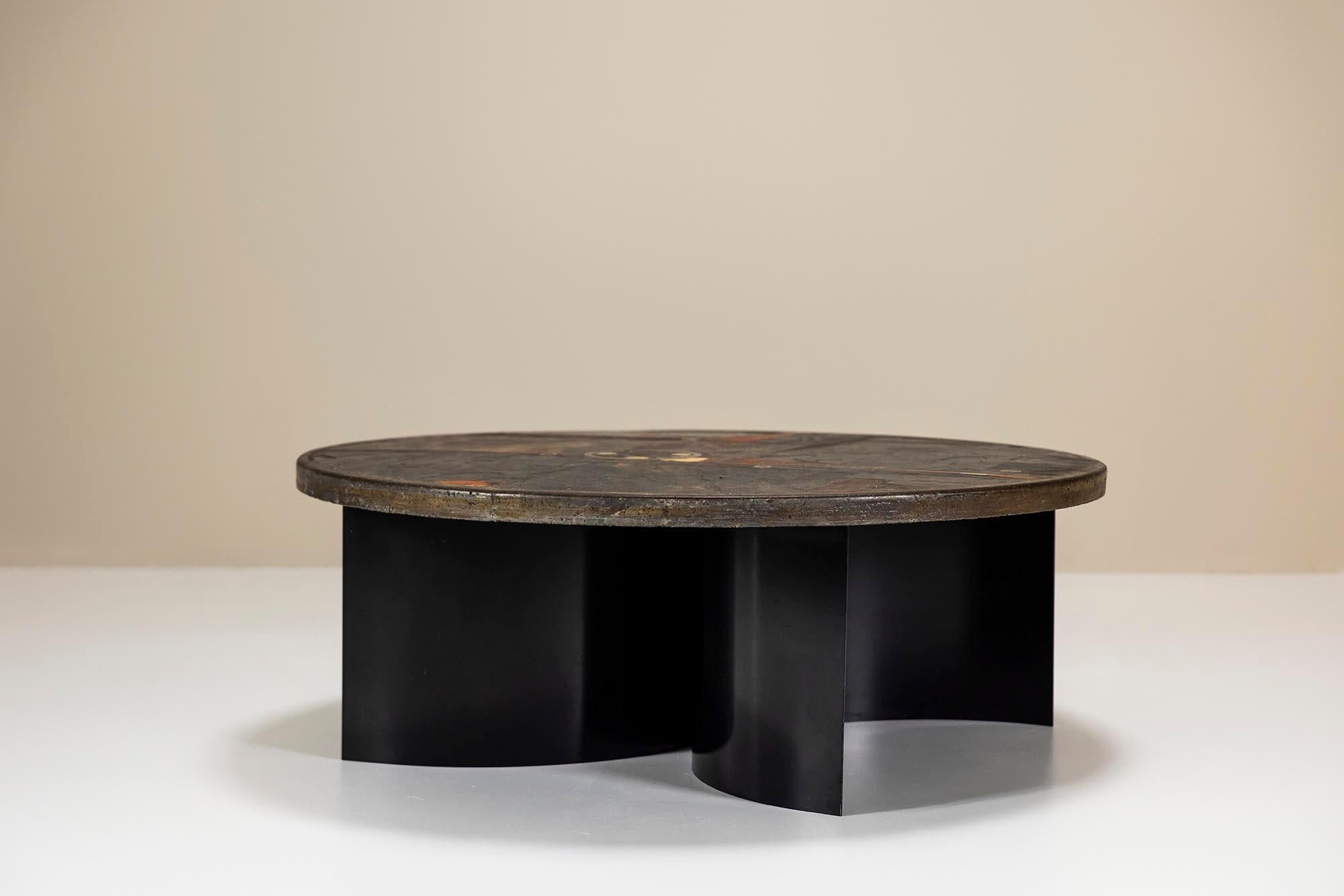 Die Couchtische von Paul Kingma werden für ihren künstlerischen Ausdruck und ihr zeitloses Design gefeiert. Dieser runde Couchtisch ist ein Beispiel für seine Fähigkeit, Funktionalität und Kunstfertigkeit zu vereinen, so dass er nicht nur ein