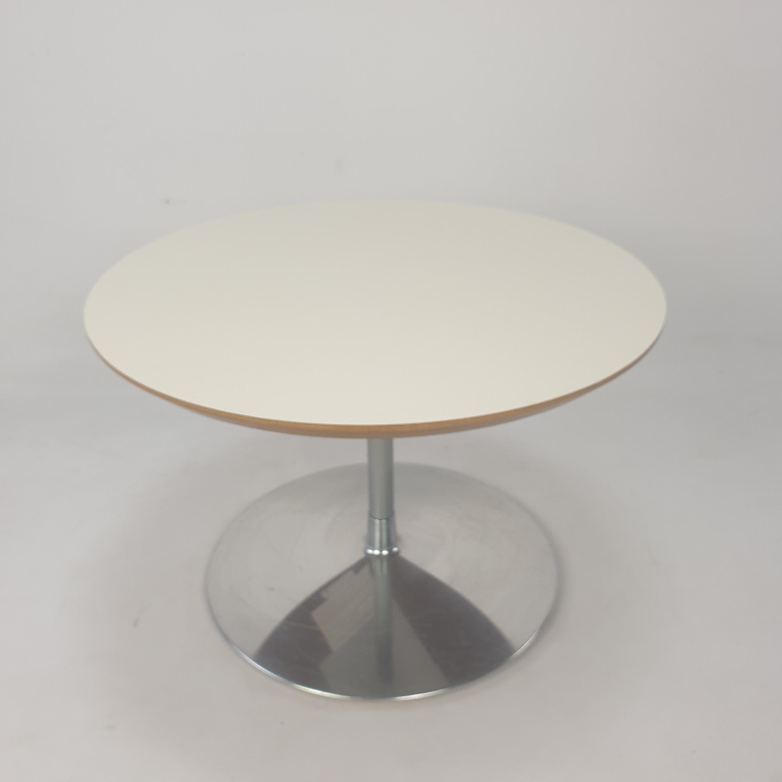 Très belle table basse ronde, conçue par Pierre Paulin dans les années 60. 

Le nom de la table est 
