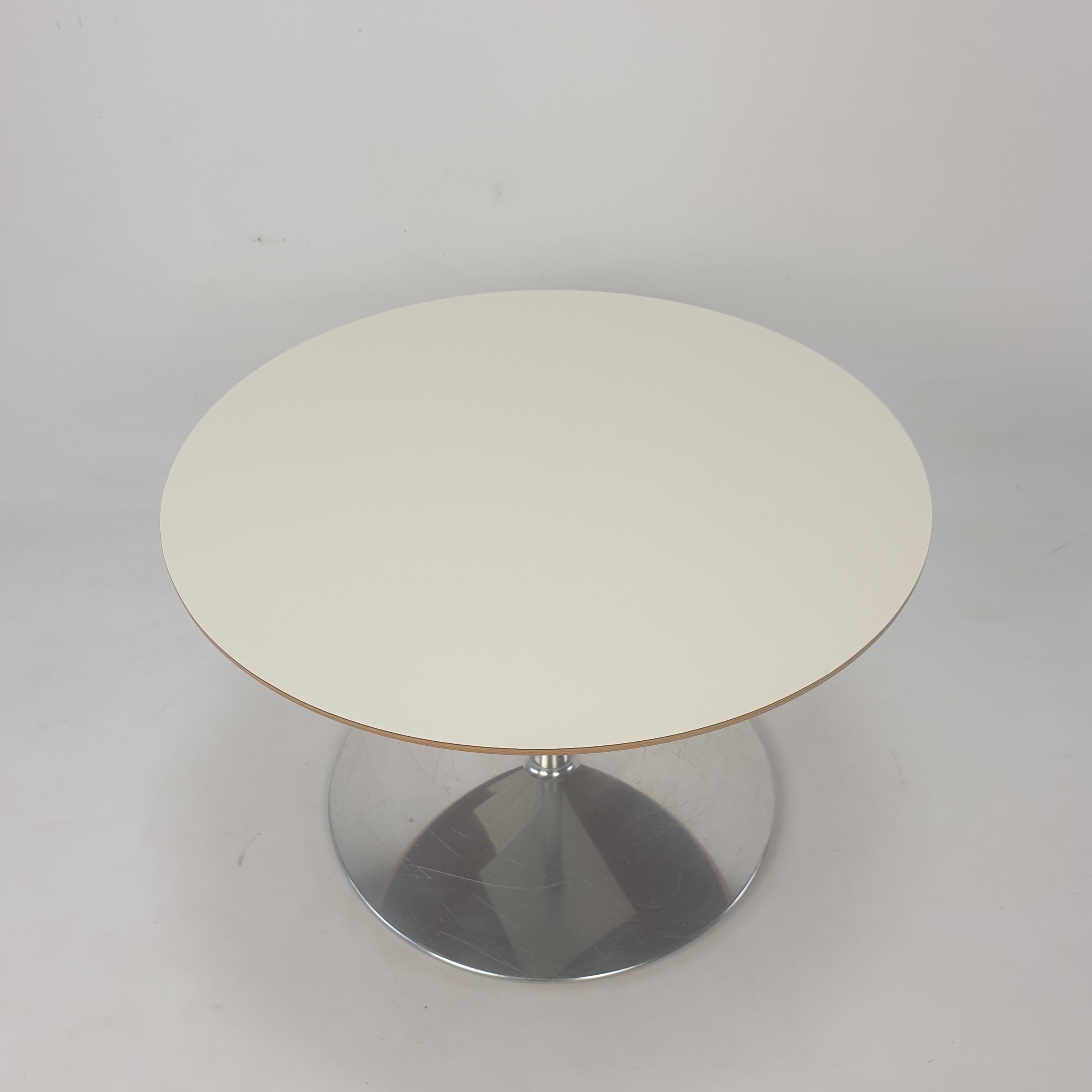 Mid-Century Modern Round Coffee Table by Pierre Paulin for Artifort For Sale