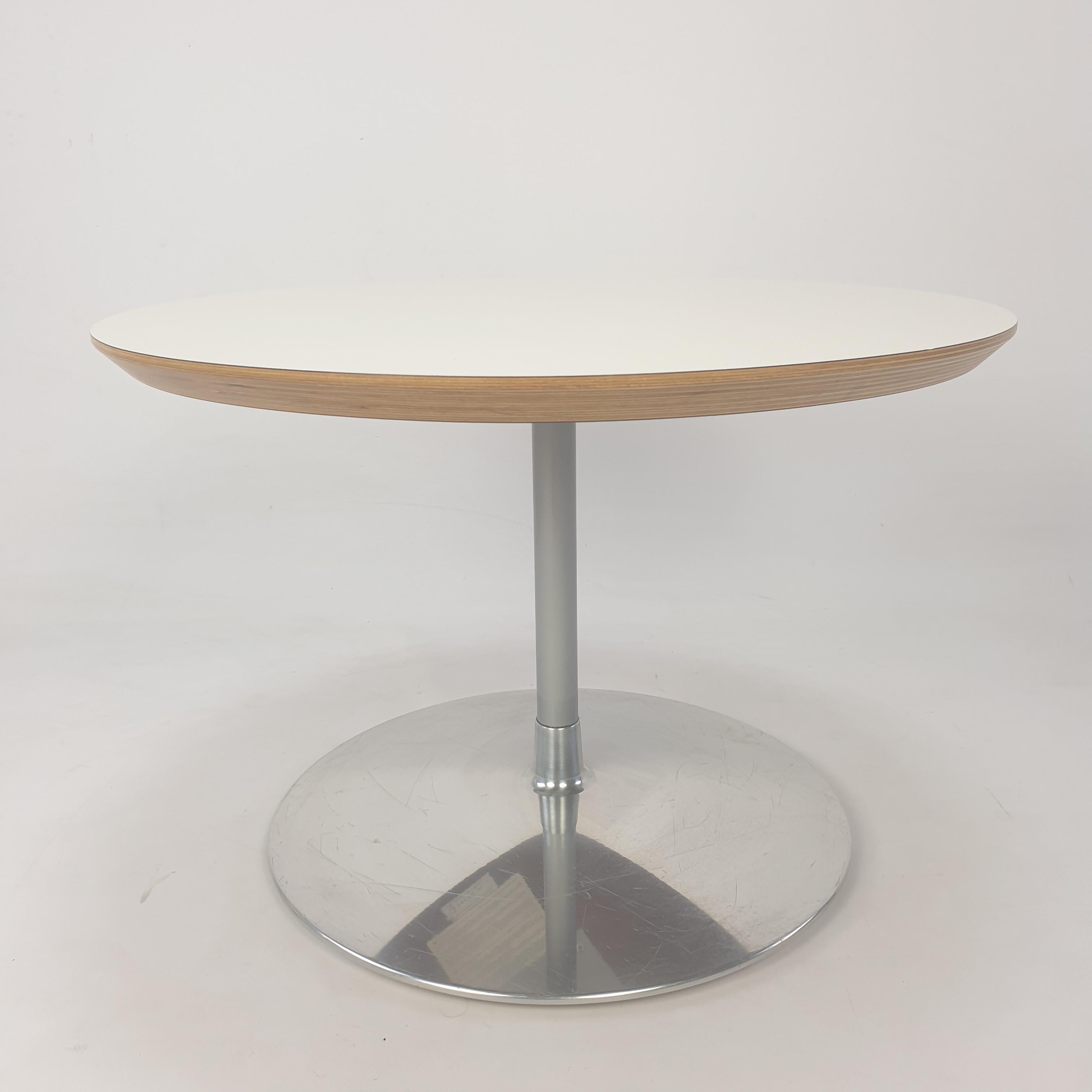 Round Coffee Table by Pierre Paulin for Artifort For Sale 1