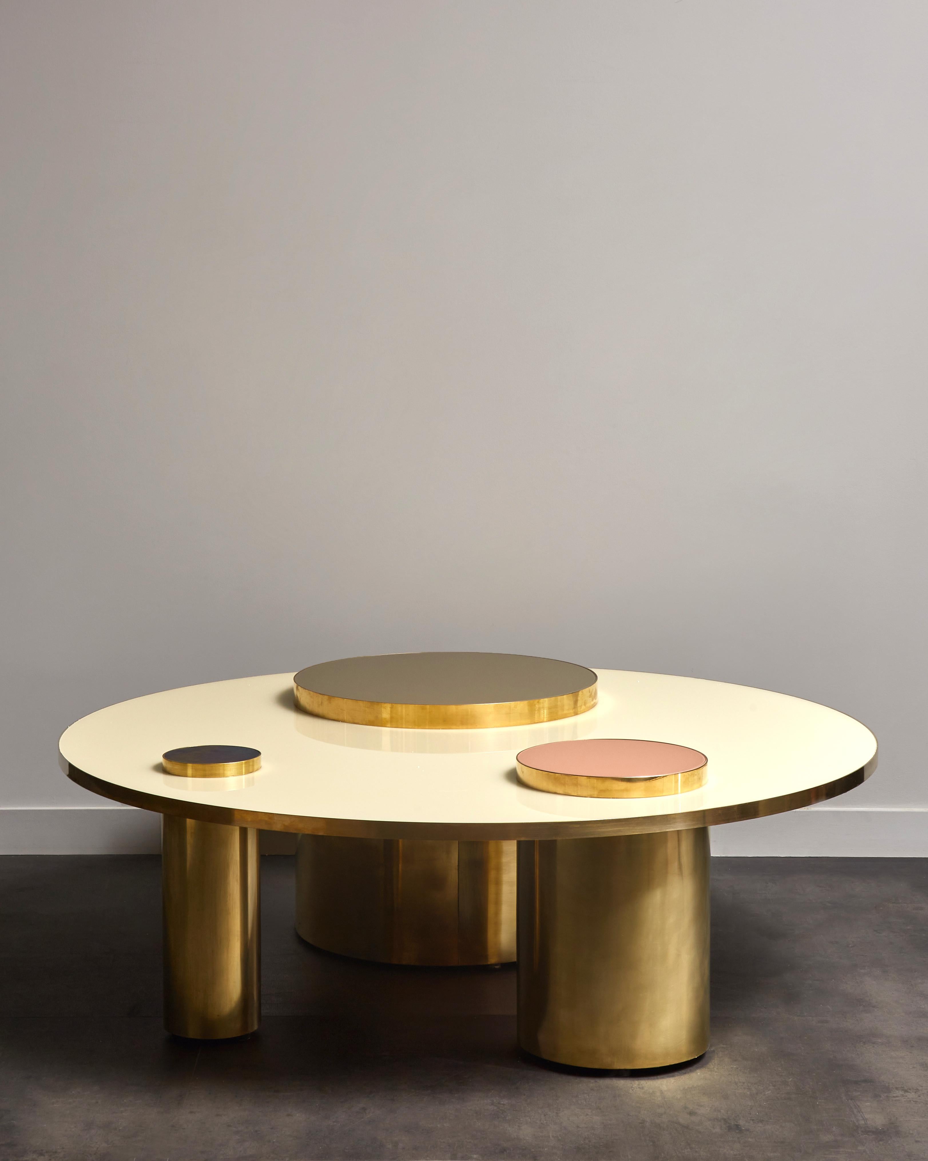 Superbe table basse en bois et laiton, avec miroirs teintés.
Création par le Studio Glustin.
France, 2022.