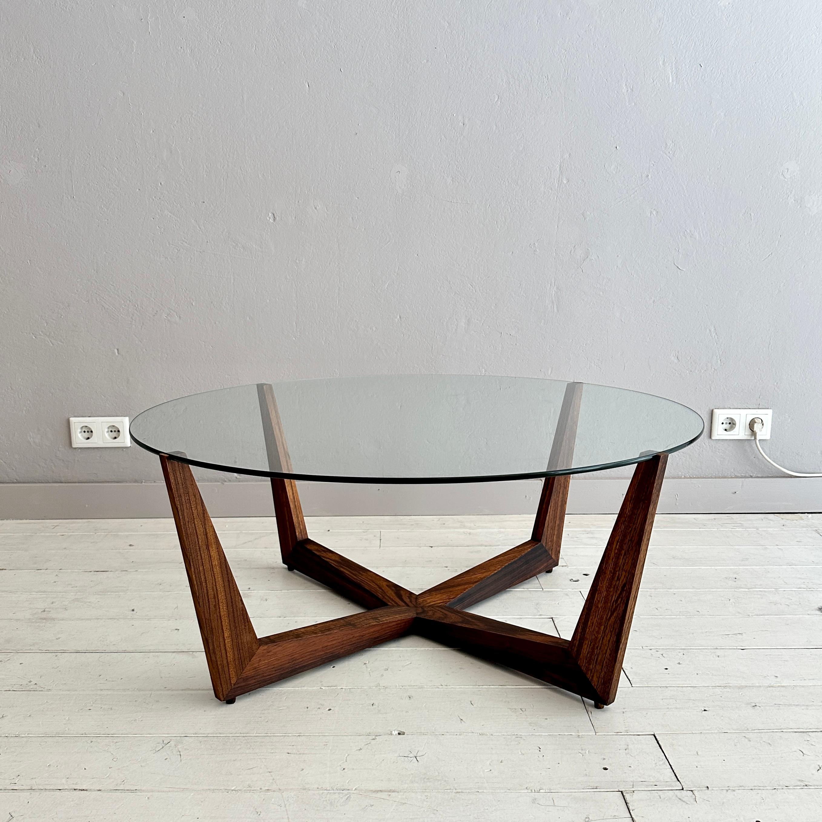 Mid-Century Modern Table basse ronde Wilhelm Renz en teck et verre, vers 1960 en vente
