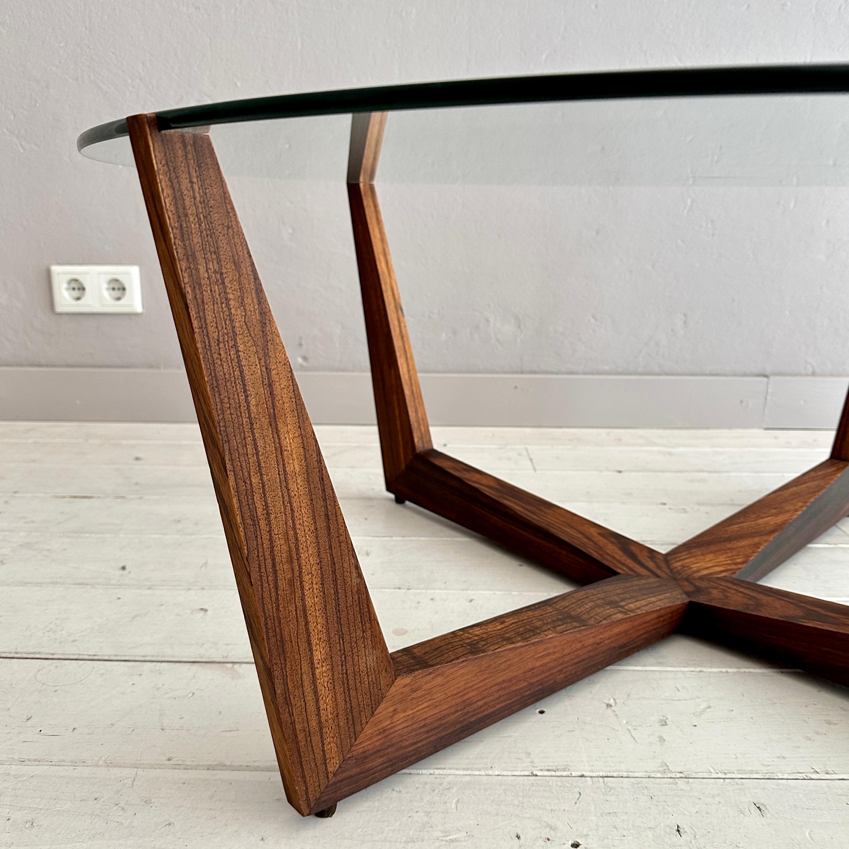 Round Coffee Table by Wilhelm Renz in Teak and Glass, around 1960 In Good Condition For Sale In Berlin, DE