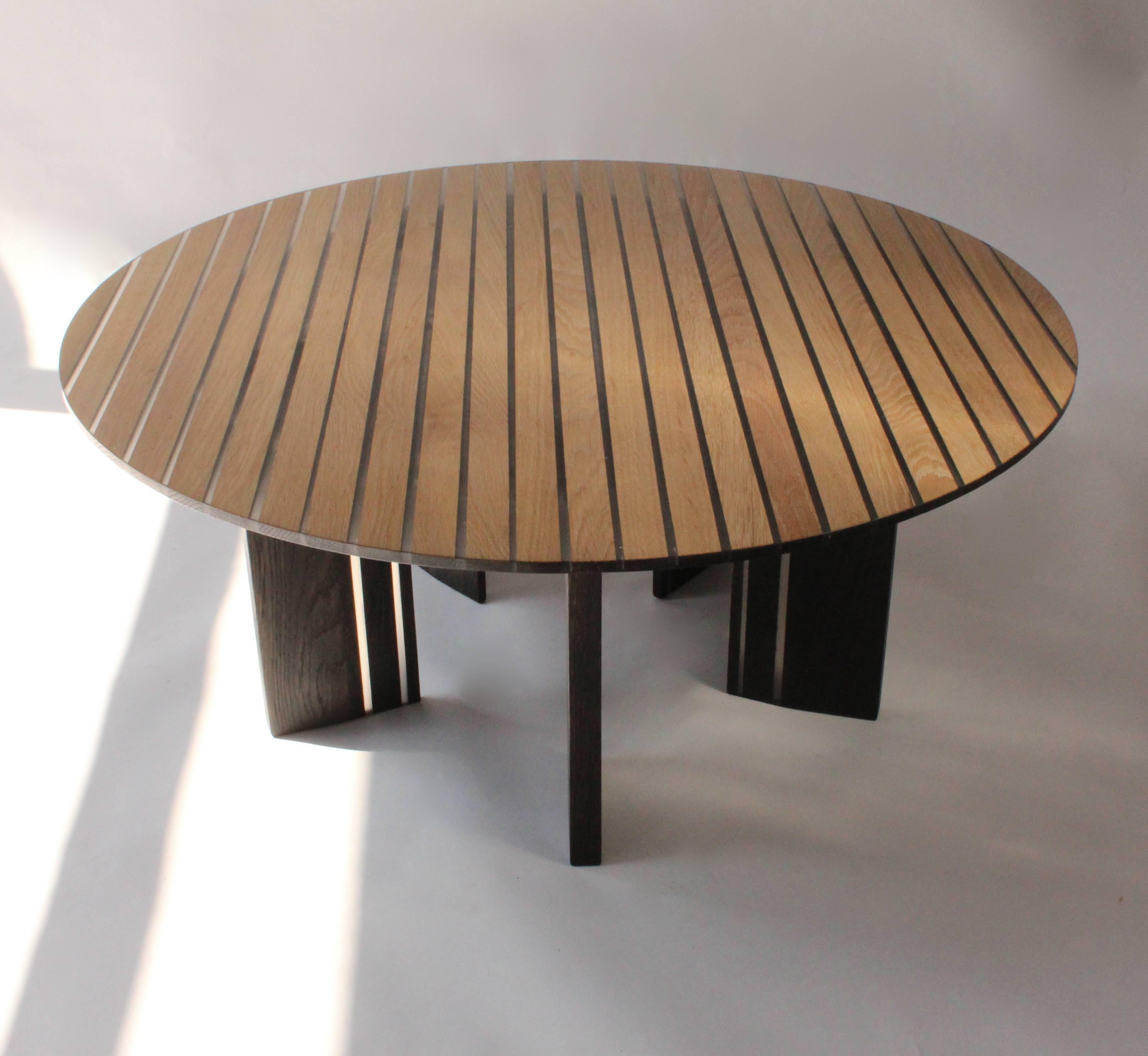 Moderne Table basse ronde en chêne ébonisé et résine claire. en vente