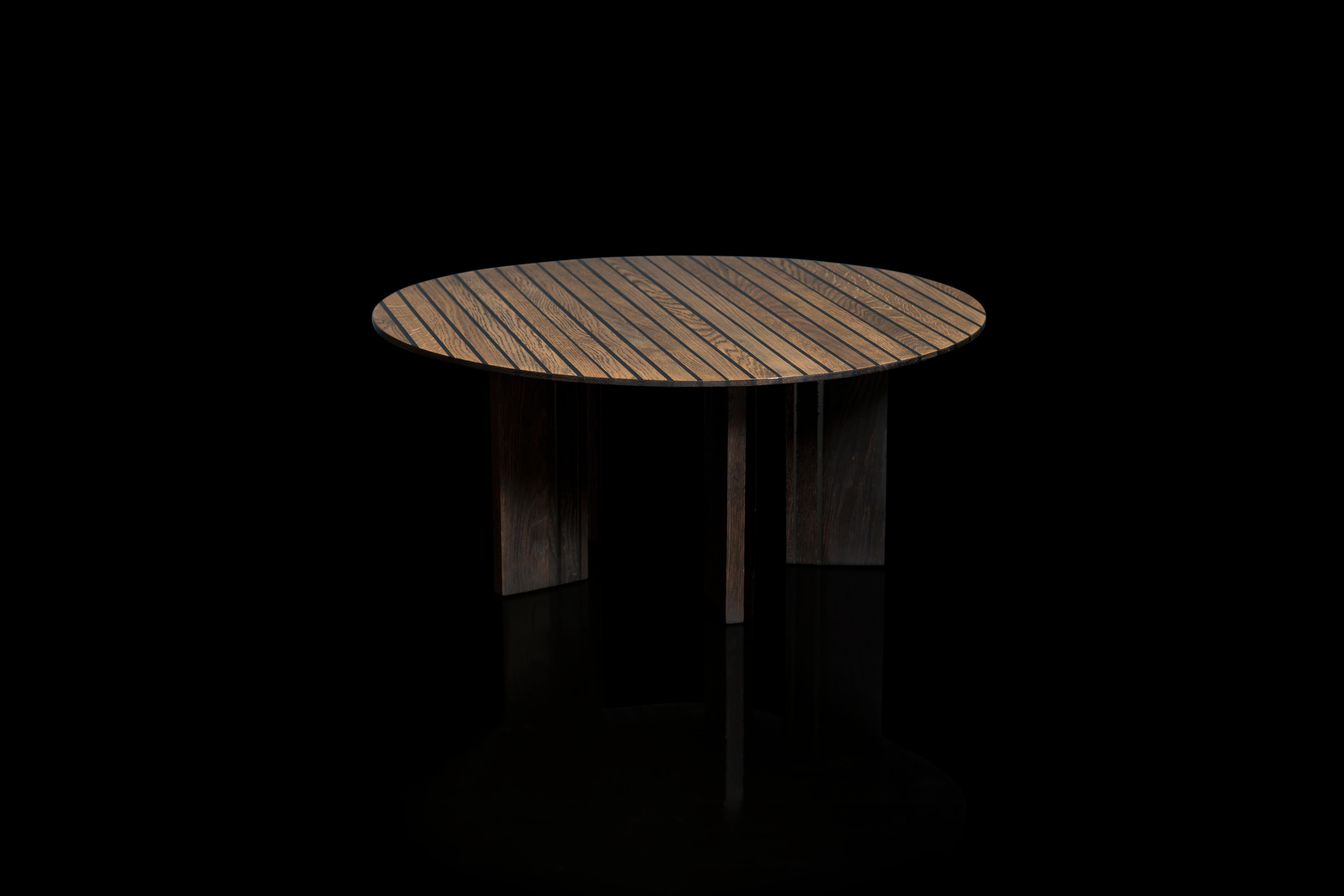 XXIe siècle et contemporain Table basse ronde en chêne ébonisé et résine claire. en vente