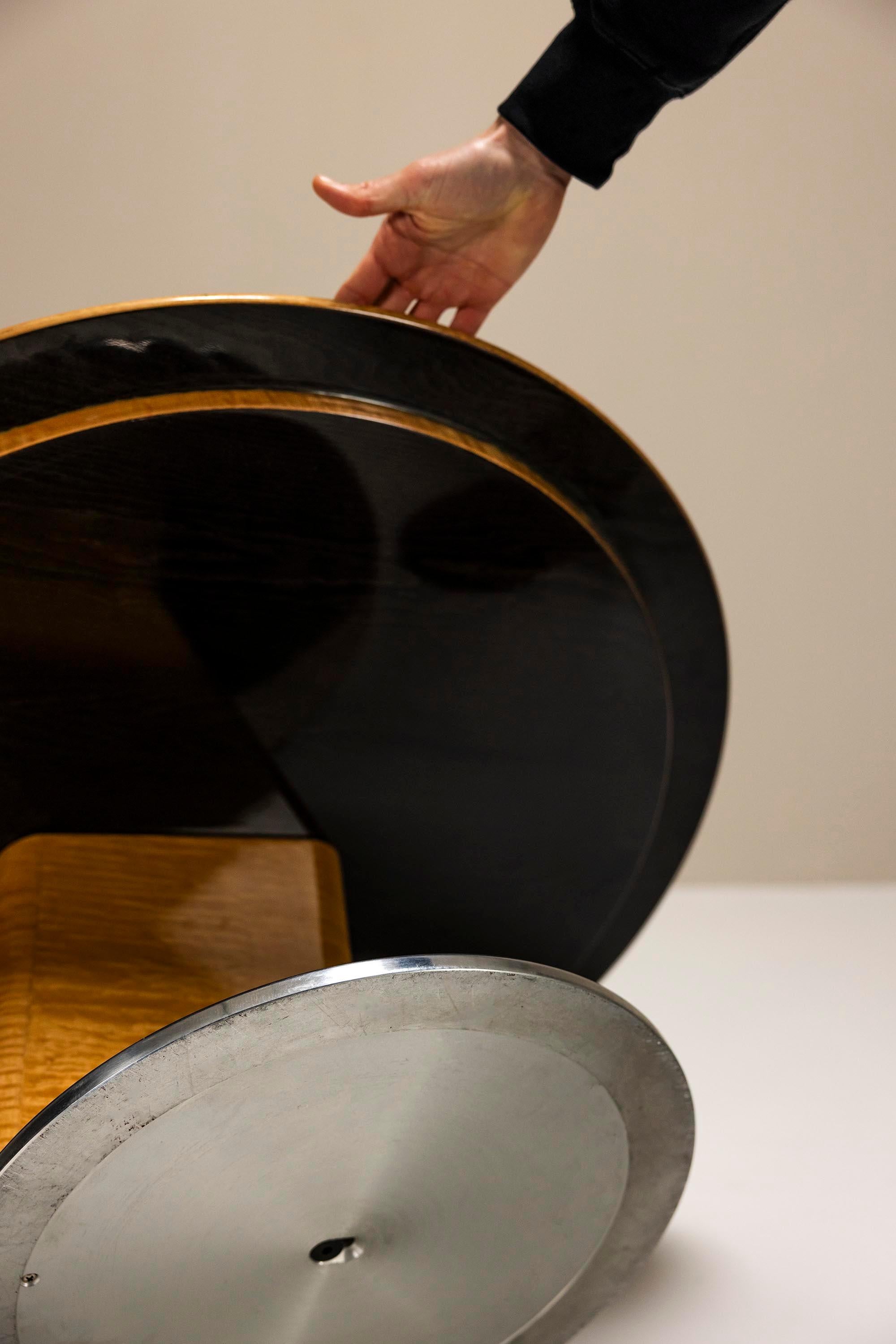 Aluminium Table basse ronde en érable œil d'oiseau et aluminium de Sergio Saporiti en vente