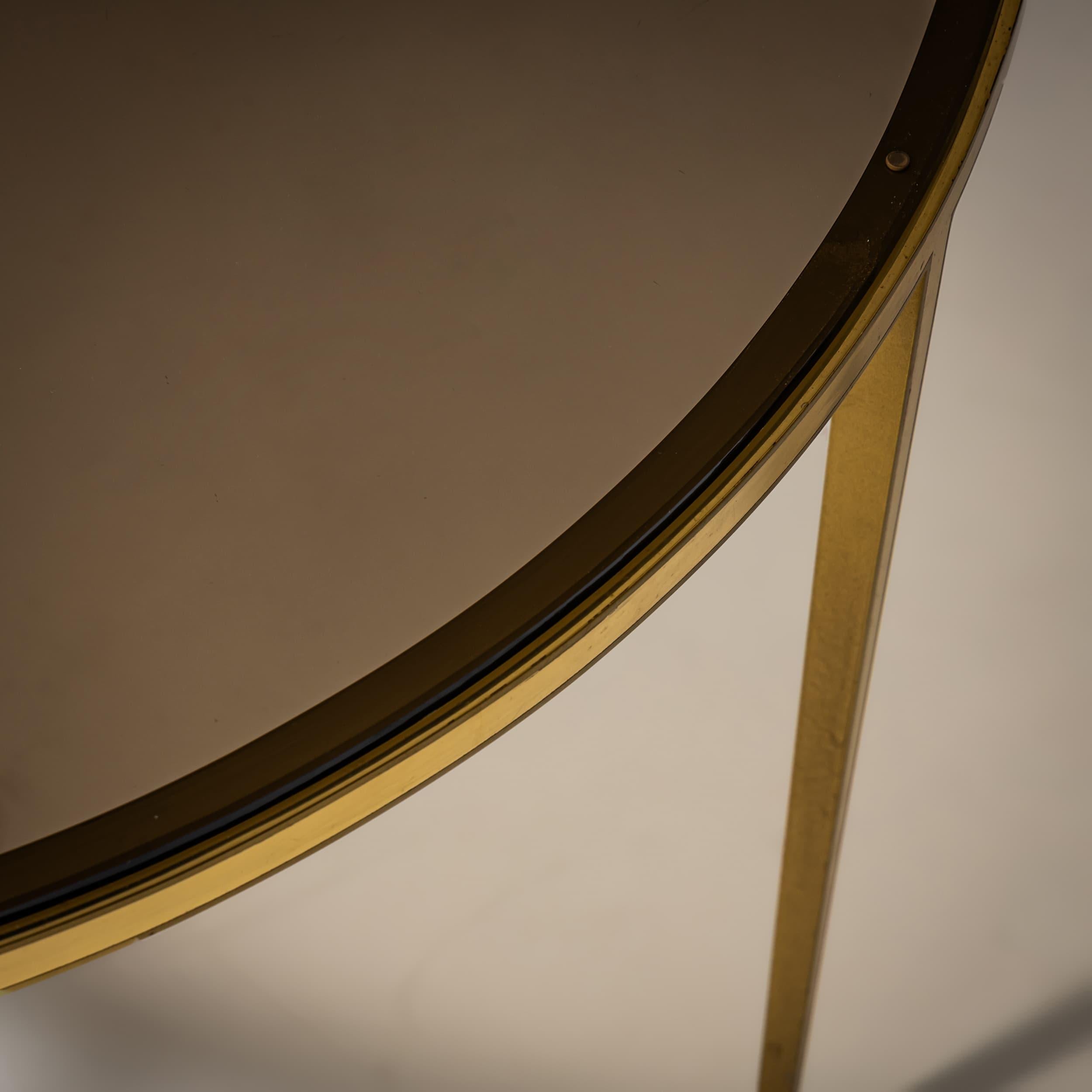Mid-Century Modern Table basse ronde en laiton et verre fumé, probablement Italie, fin du 20e siècle en vente