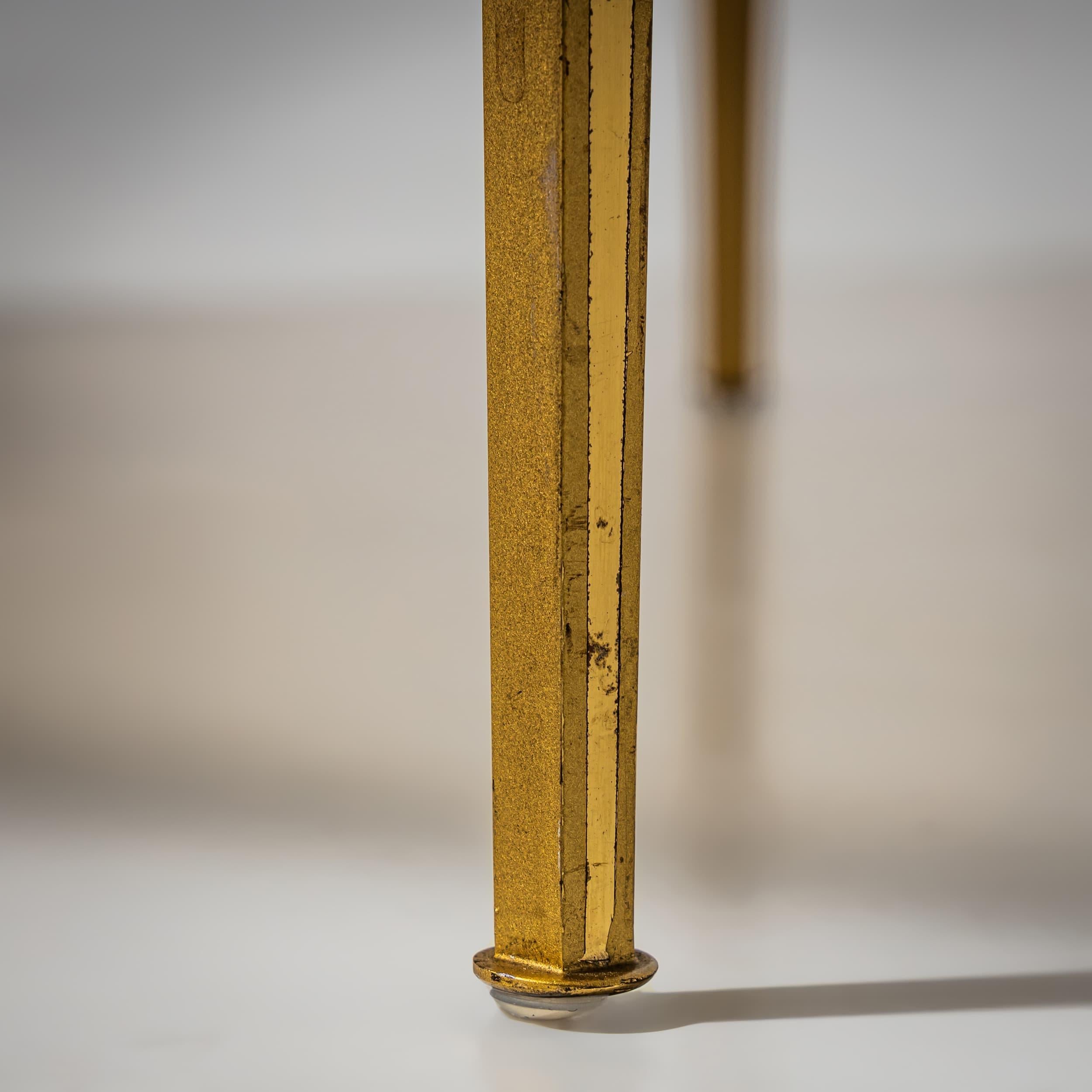 20ième siècle Table basse ronde en laiton et verre fumé, probablement Italie, fin du 20e siècle en vente