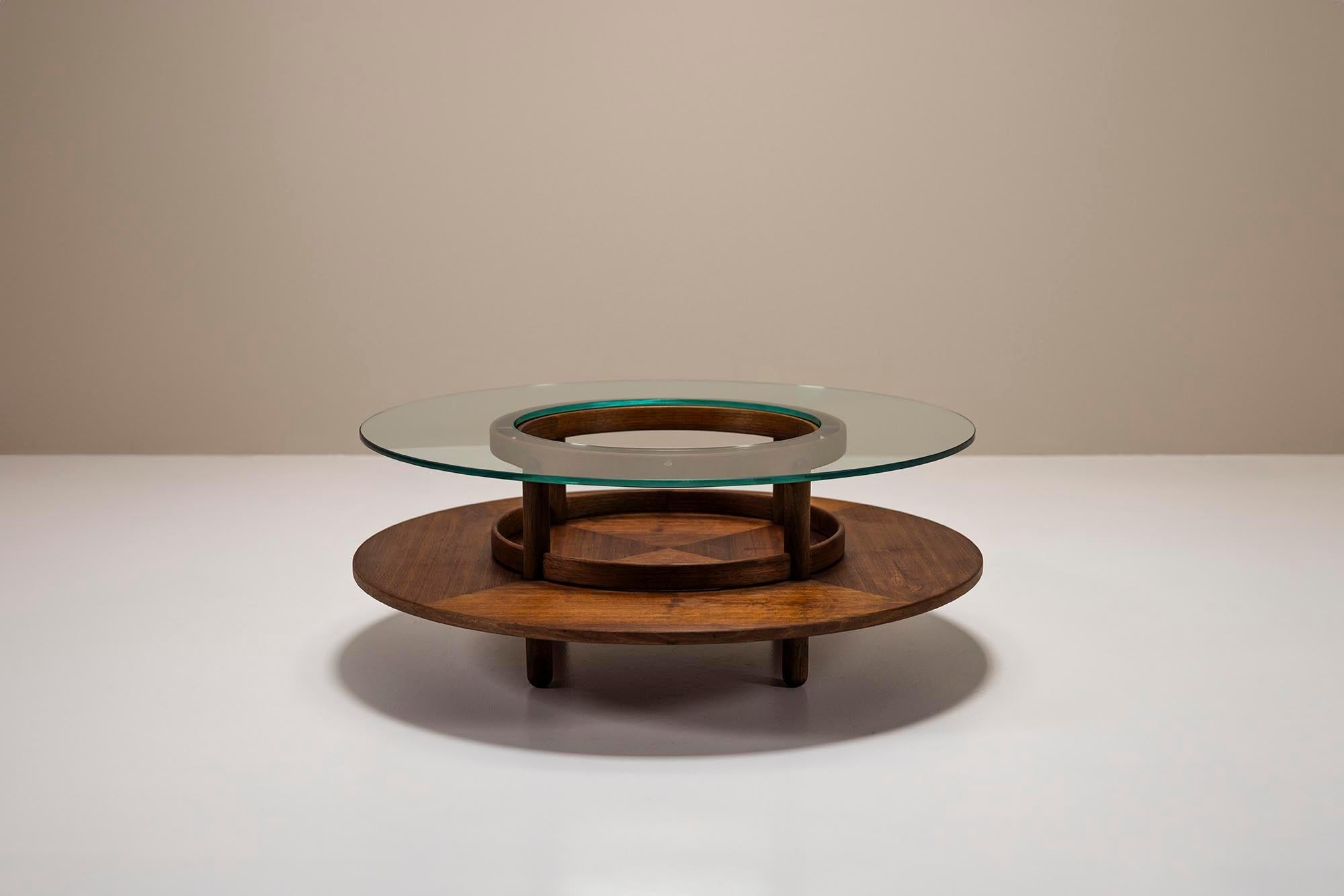 This coffee table has a majestic appearance that at the same time creates a dynamic in the room in which it is placed. A clear example of the sheer power of Italian mid-century design dating back from the middle of the last century. A period where
