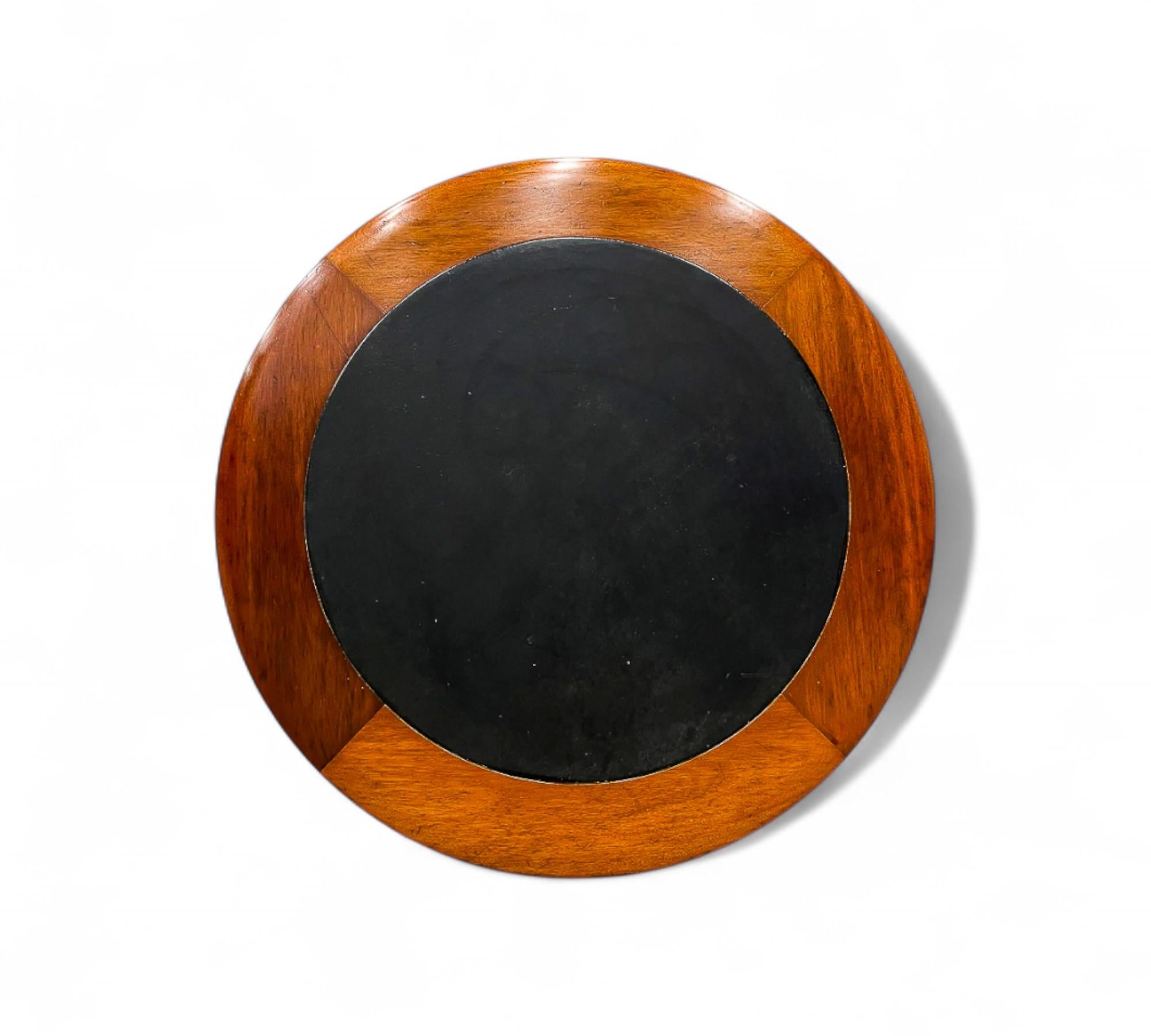 Mid-Century Modern Table basse ronde en bois dur et cuir noir, c.1970 en vente