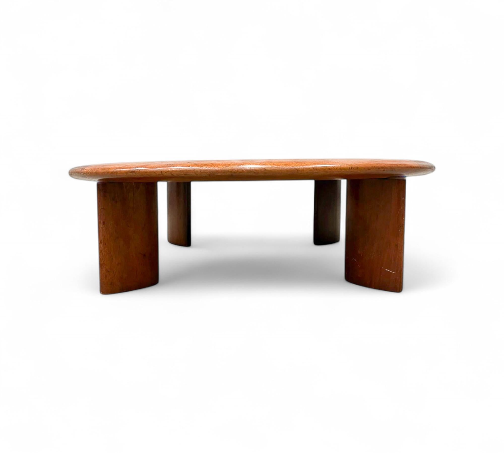 Brésilien Table basse ronde en bois dur et cuir noir, c.1970 en vente