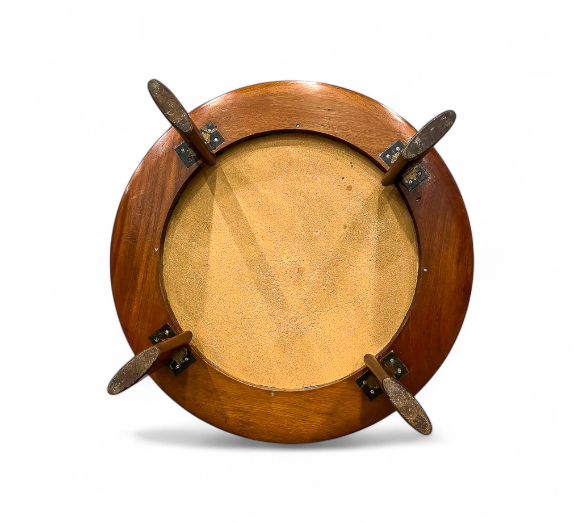 Table basse ronde en bois dur et cuir noir, c.1970 Bon état - En vente à New York, NY