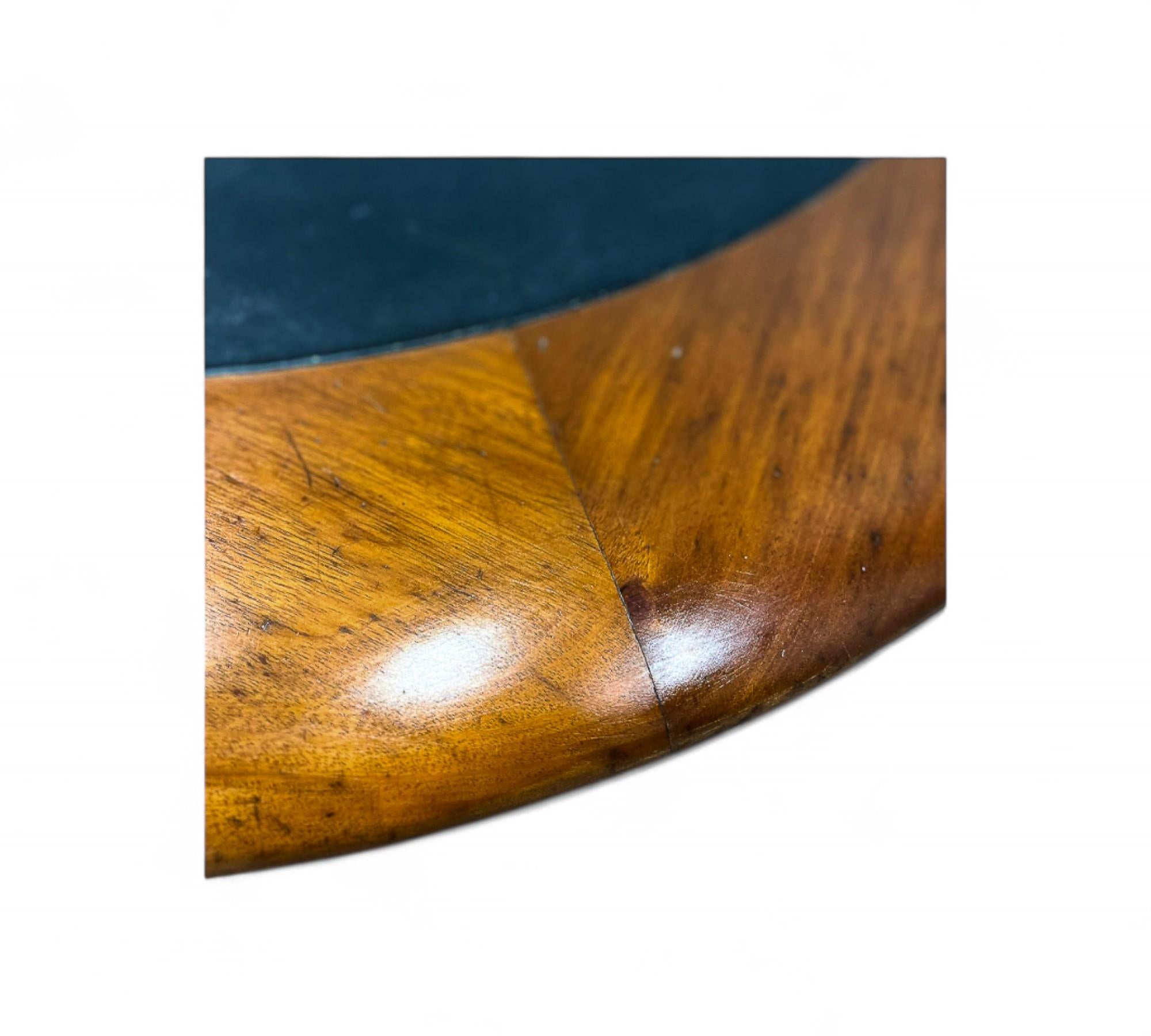 Cuir Table basse ronde en bois dur et cuir noir, c.1970 en vente