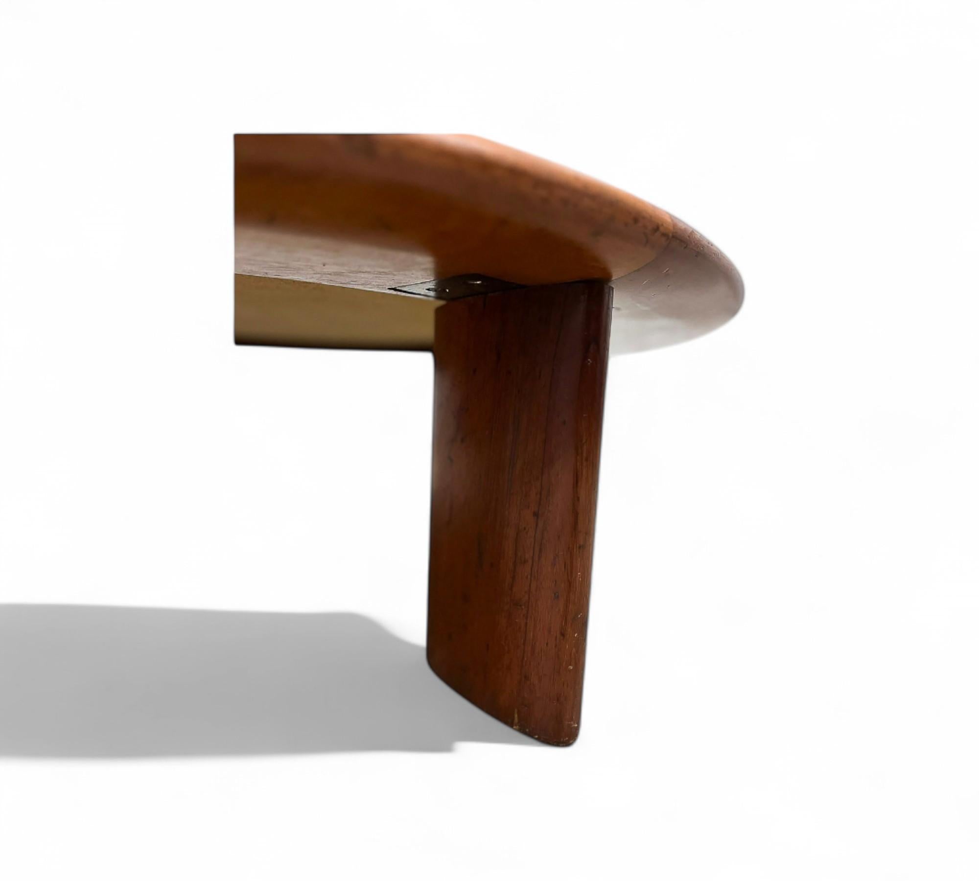 Table basse ronde en bois dur et cuir noir, c.1970 en vente 1