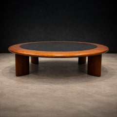 Runder Couchtisch aus Hartholz und schwarzem Leder, ca. 1970er Jahre