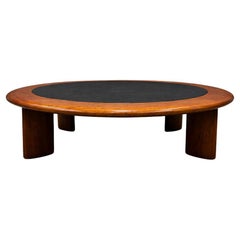 Tavolino da caffè rotondo in legno duro e pelle nera, anni '70 ca.