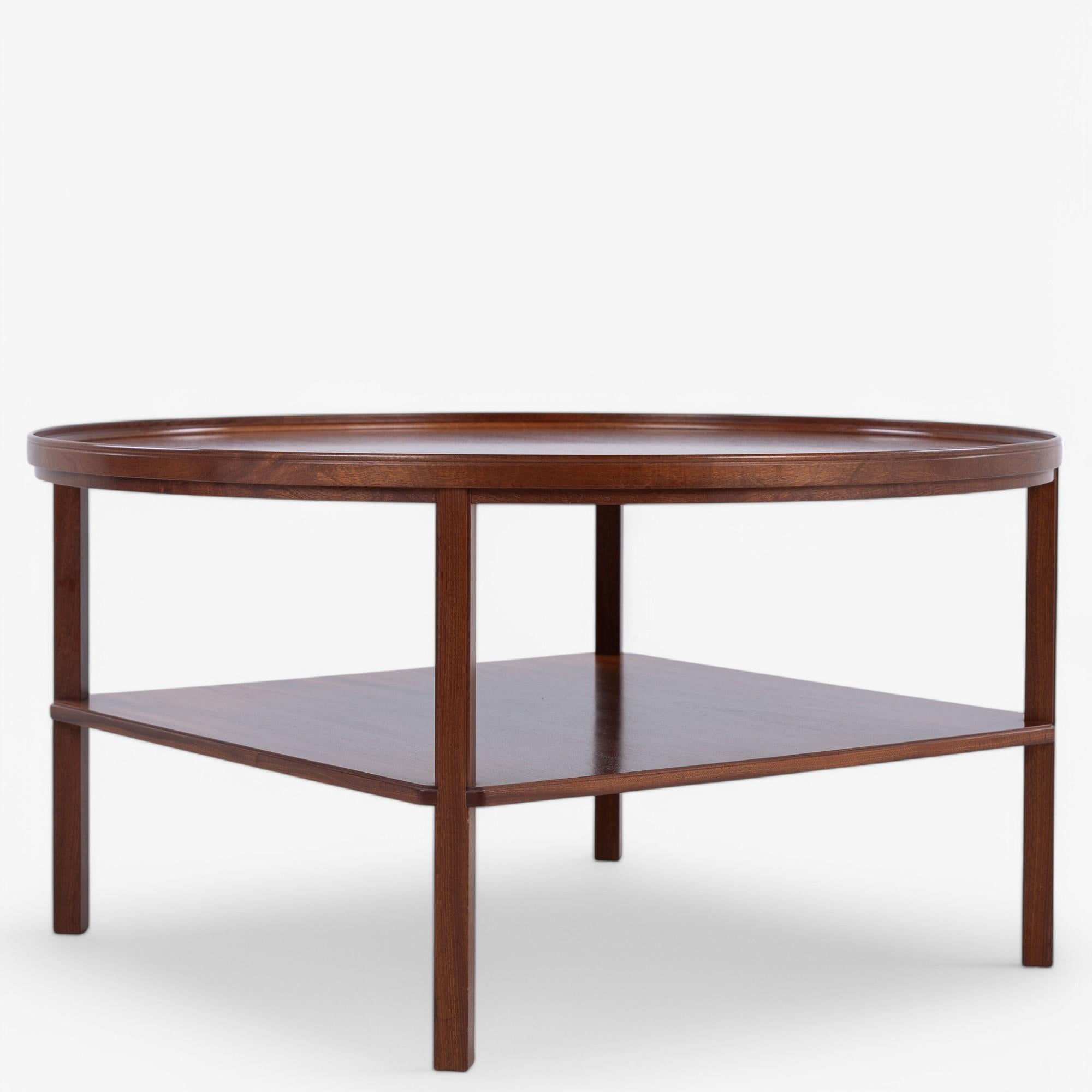 Table basse ronde en acajou laqué avec plateau et bord festonné (modèle KK6687). Label du fabricant par Rud Rasmussen, conçu par Kaare Klint.