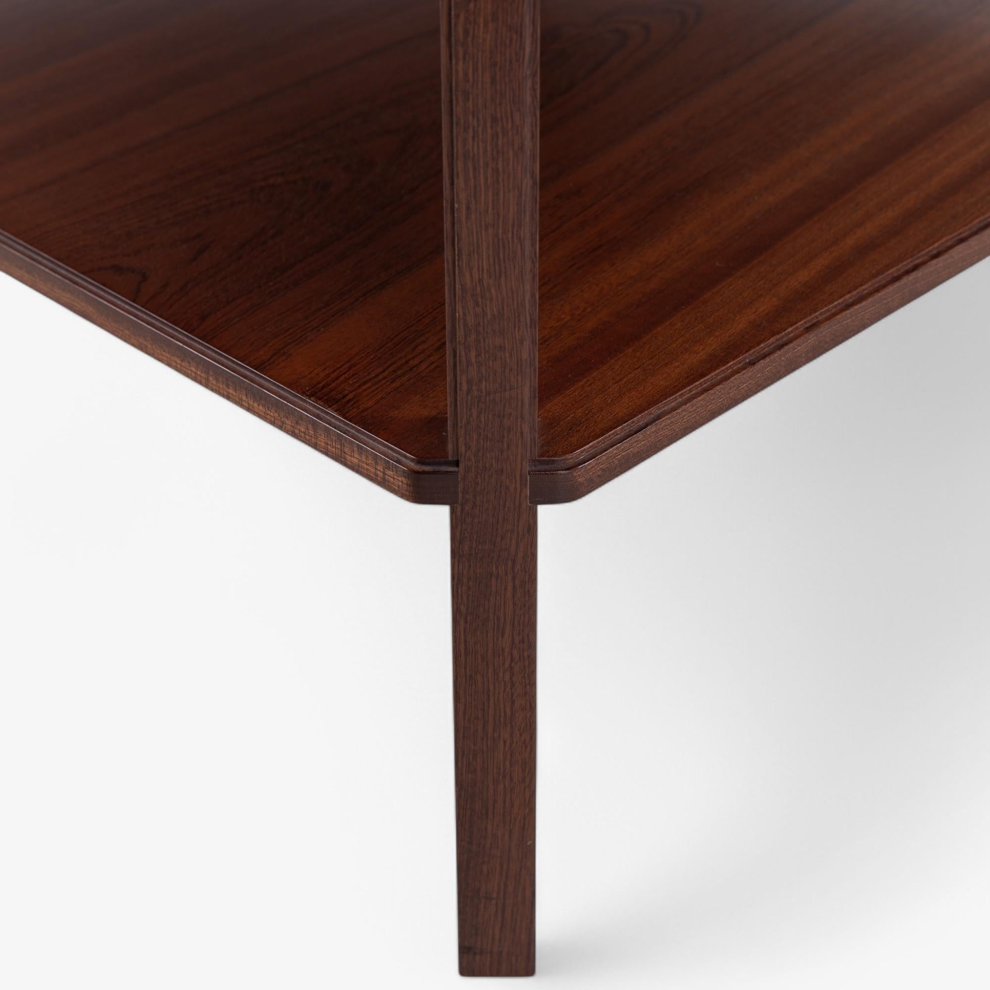 20ième siècle Table basse ronde en acajou de Kaare Klint en vente
