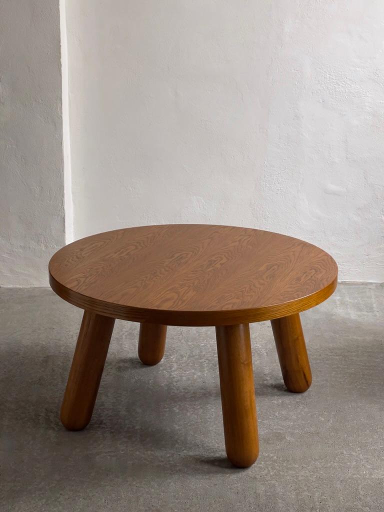 Oak Round coffee table in oak with club legs by danish cabinet maker, Denmark 1940s For Sale