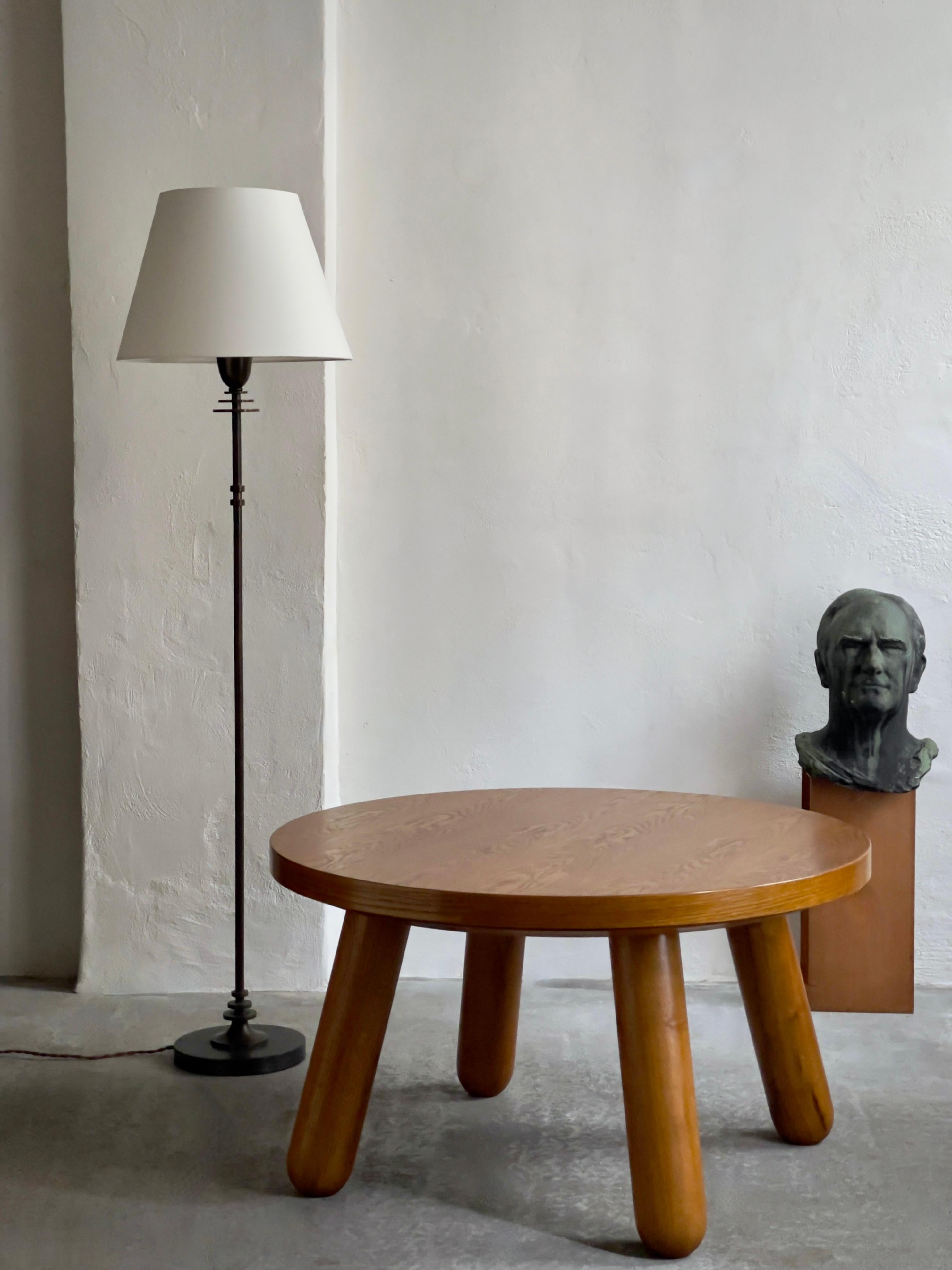 Cette table basse ronde exquise est issue du mouvement de design danois du milieu du siècle, mettant en valeur le savoir-faire exceptionnel pour lequel les fabricants de meubles danois sont renommés. Créée dans les années 1940 à Copenhague, au