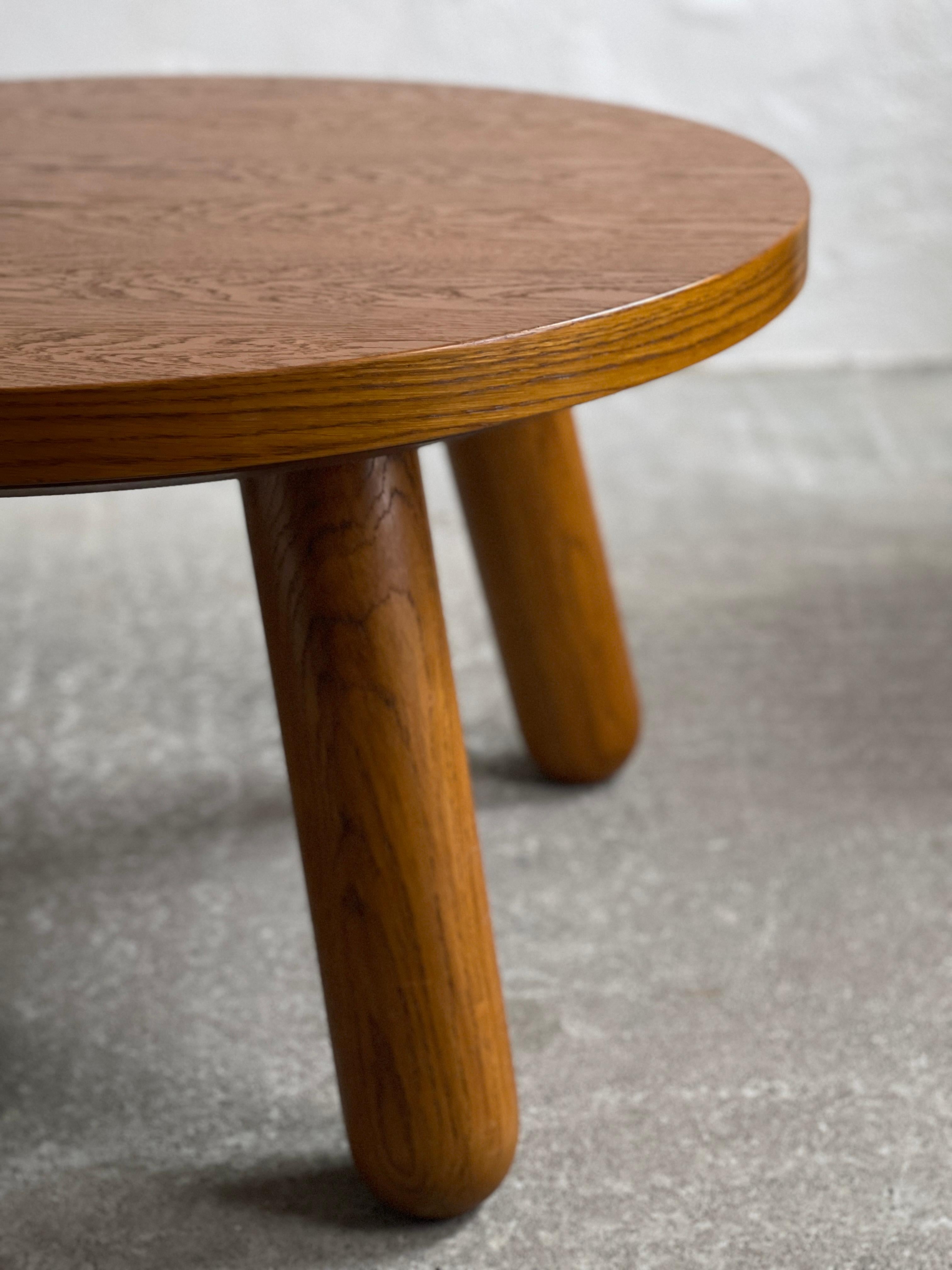 Danois Table basse ronde en Oak avec pieds club par un ébéniste danois, Danemark 1940s en vente