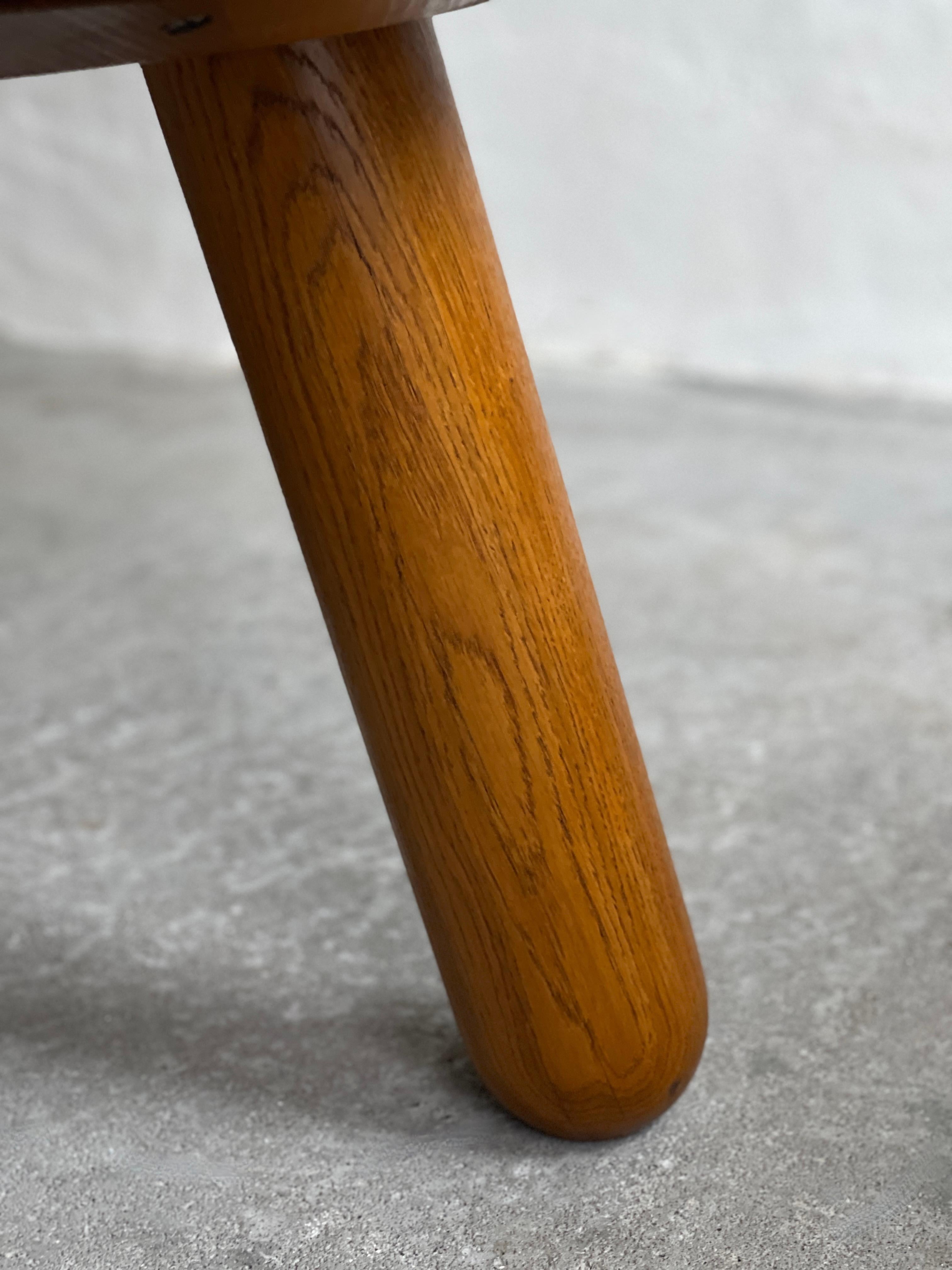 Chêne Table basse ronde en Oak avec pieds club par un ébéniste danois, Danemark 1940s en vente