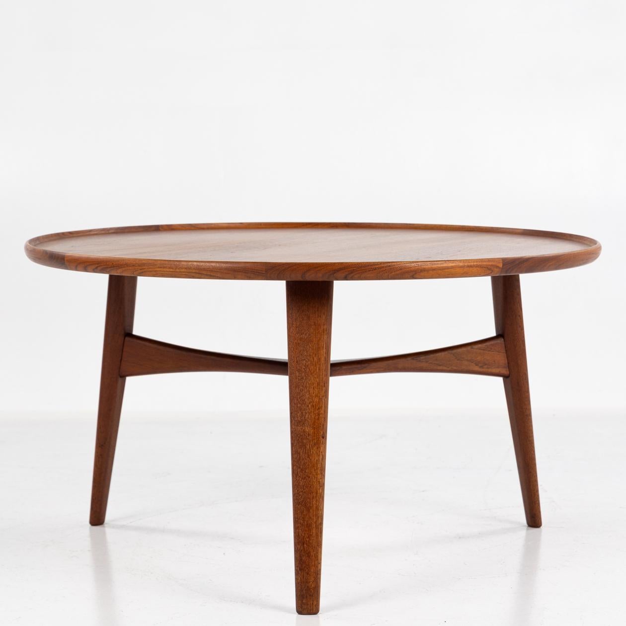 Table basse ronde en bois de rose avec un bord biseauté et des pieds en forme de V. Conçu par Aksel Bender Madsen & Ejnar Larsen pour le maître ébéniste Willy Beck. 