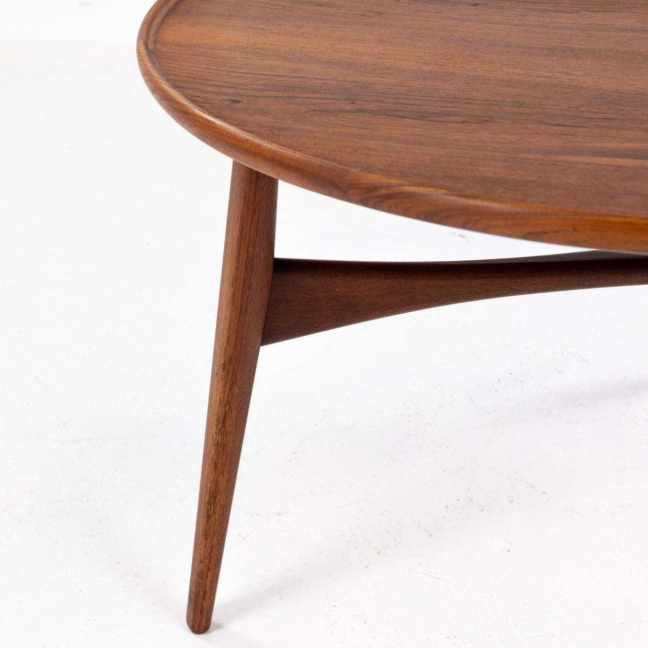 Scandinavian Modern Round coffee table in rosewood by Aksel Bender Madsen & Ejnar Larsen For Sale