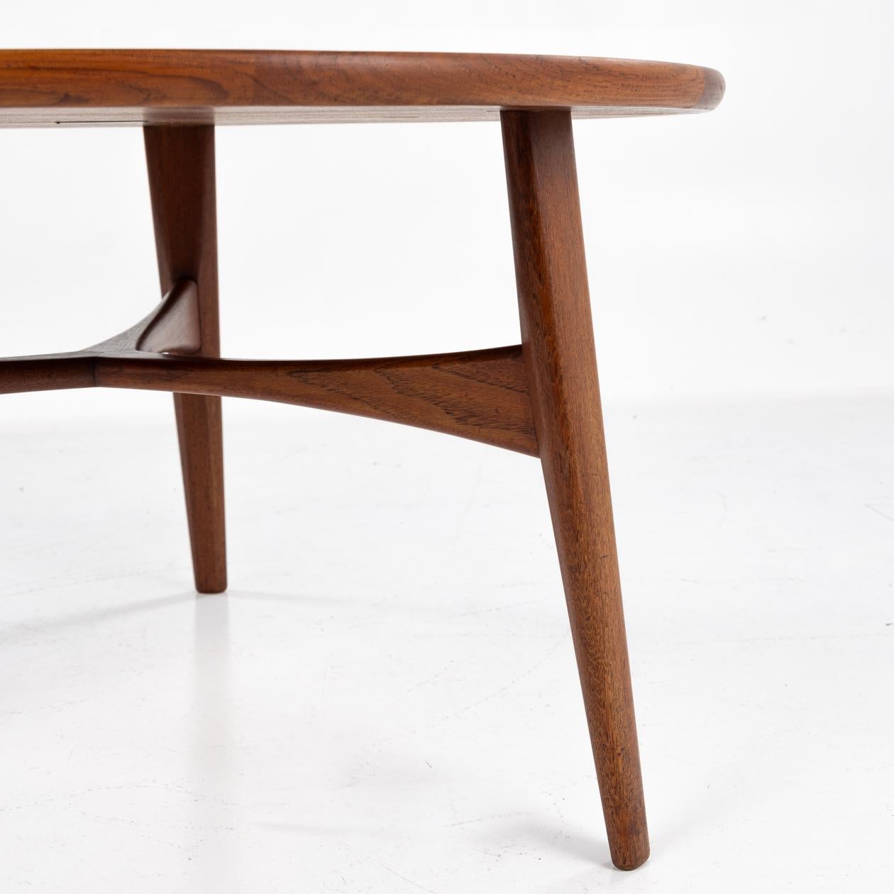 Round coffee table in rosewood by Aksel Bender Madsen & Ejnar Larsen In Good Condition For Sale In Copenhagen, DK