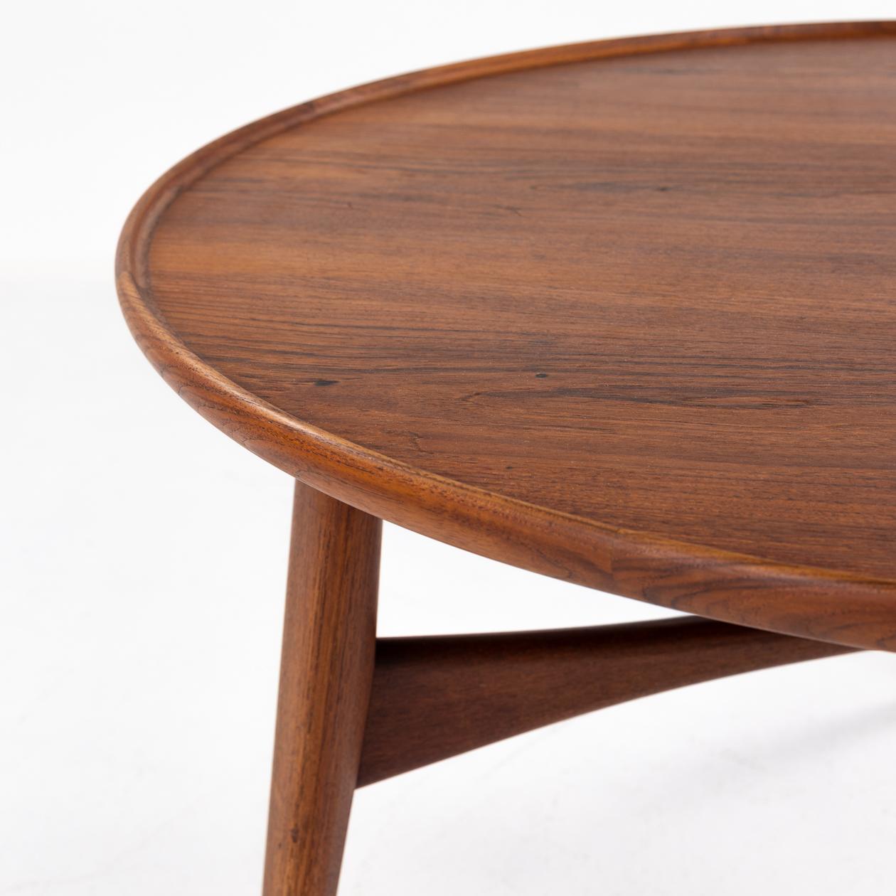 Rosewood Round coffee table in rosewood by Aksel Bender Madsen & Ejnar Larsen For Sale