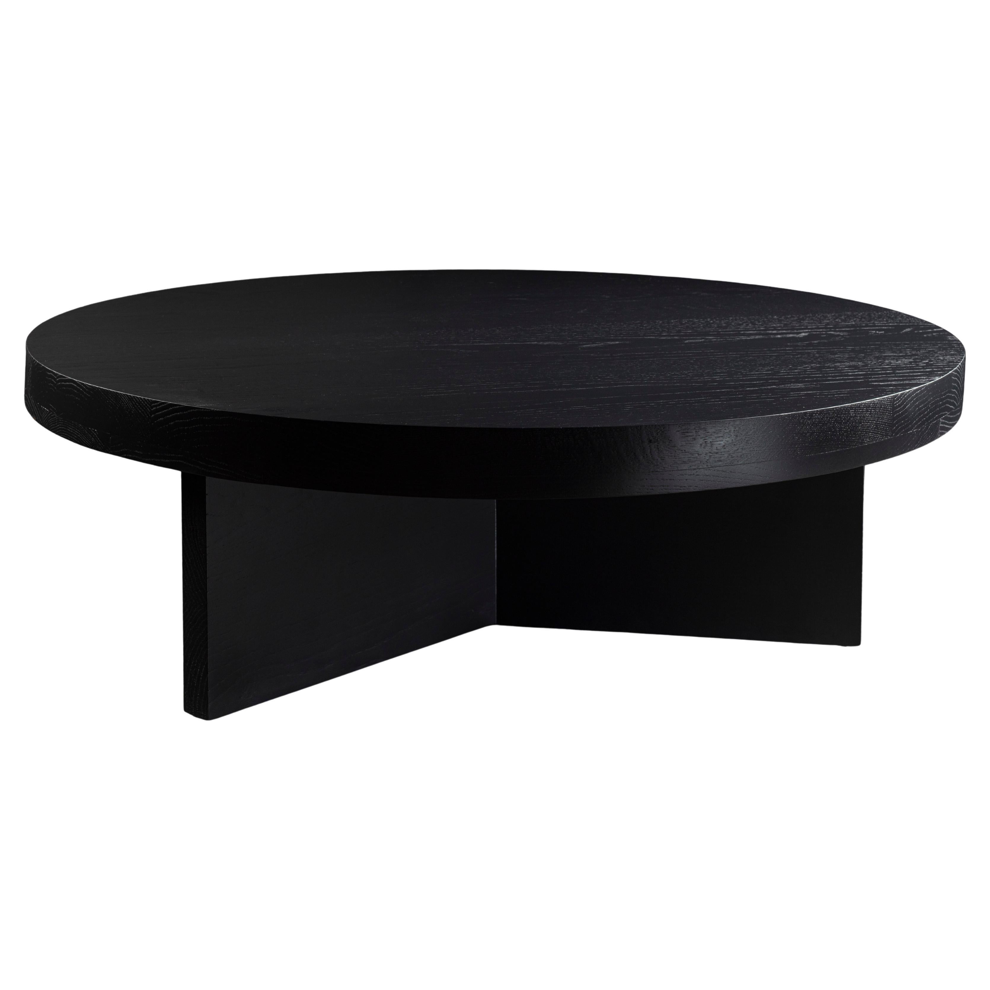 Table basse ronde en chêne noir ébonisé massif par No Age Studio