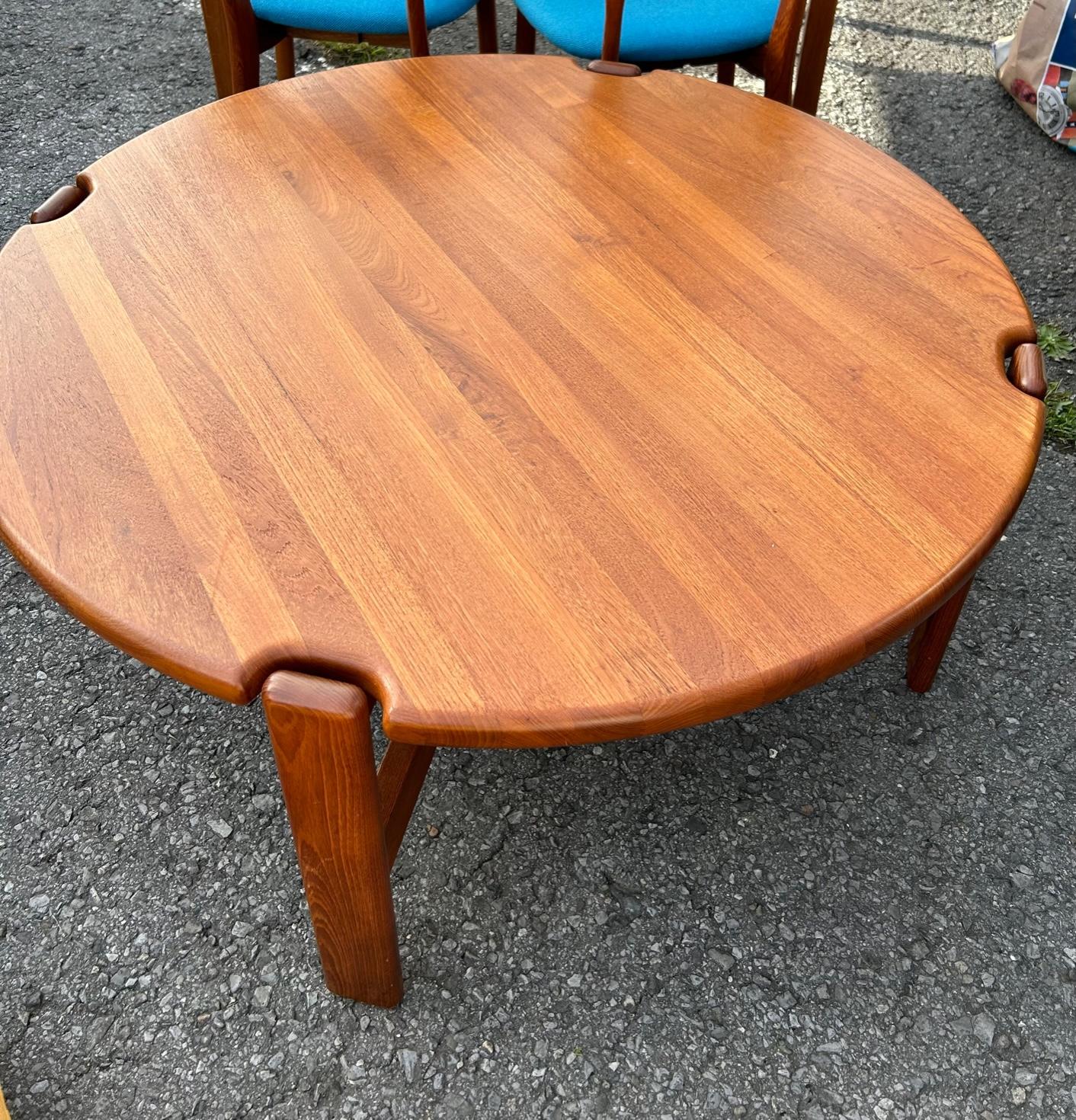 Round coffee table in solid teak by Illum Wikkelsø, Danish design from the 60's. In Good Condition For Sale In Tourinnes-la-Grosse (Beauvechain), BE