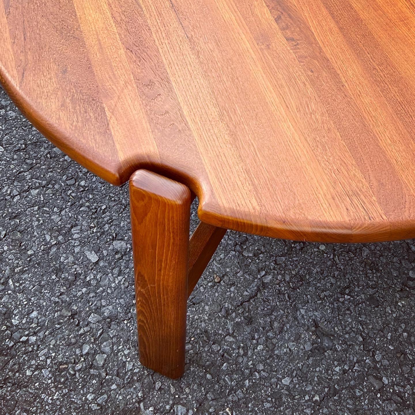 20th Century Round coffee table in solid teak by Illum Wikkelsø, Danish design from the 60's. For Sale