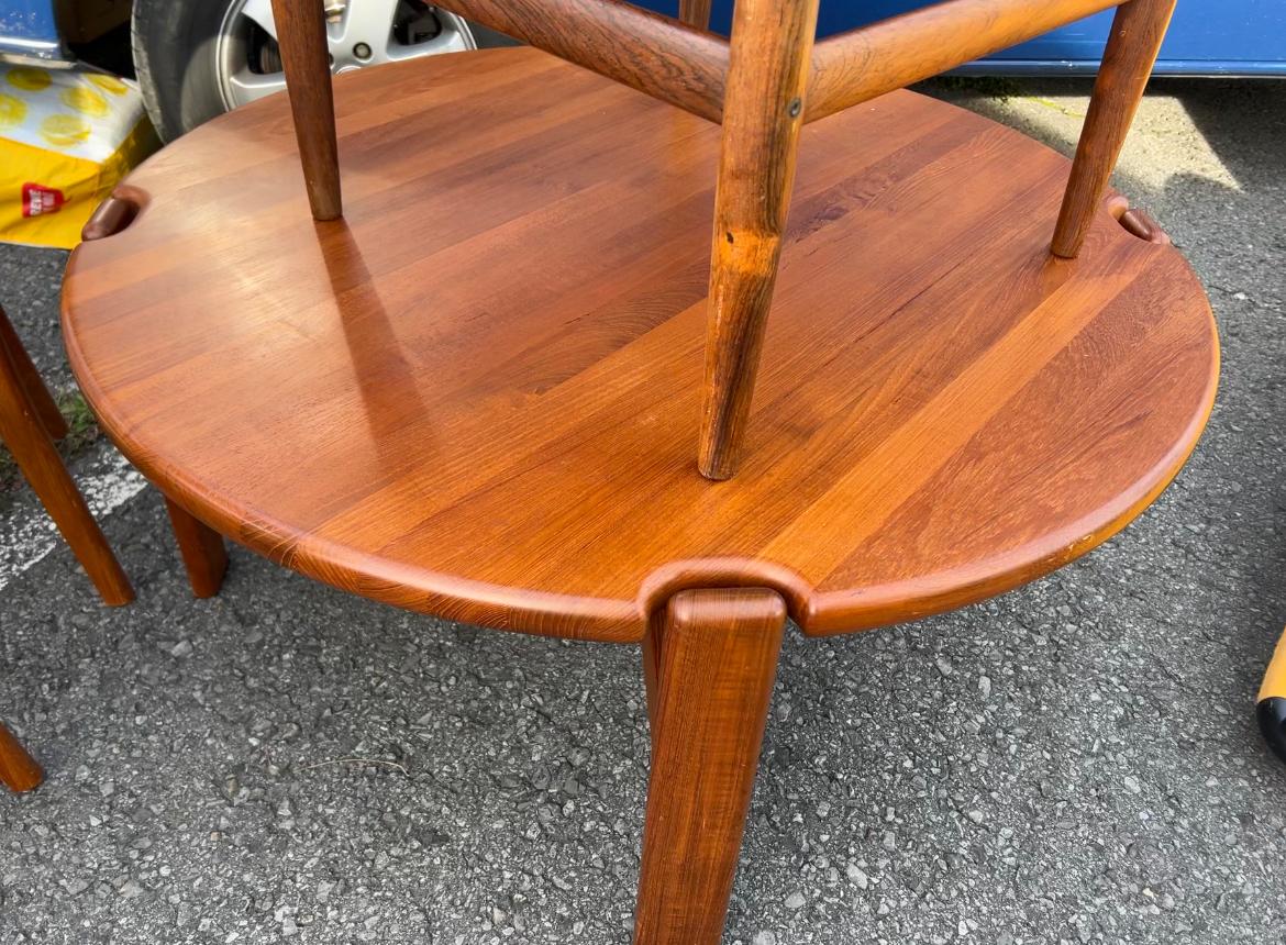 Teak Round coffee table in solid teak by Illum Wikkelsø, Danish design from the 60's. For Sale