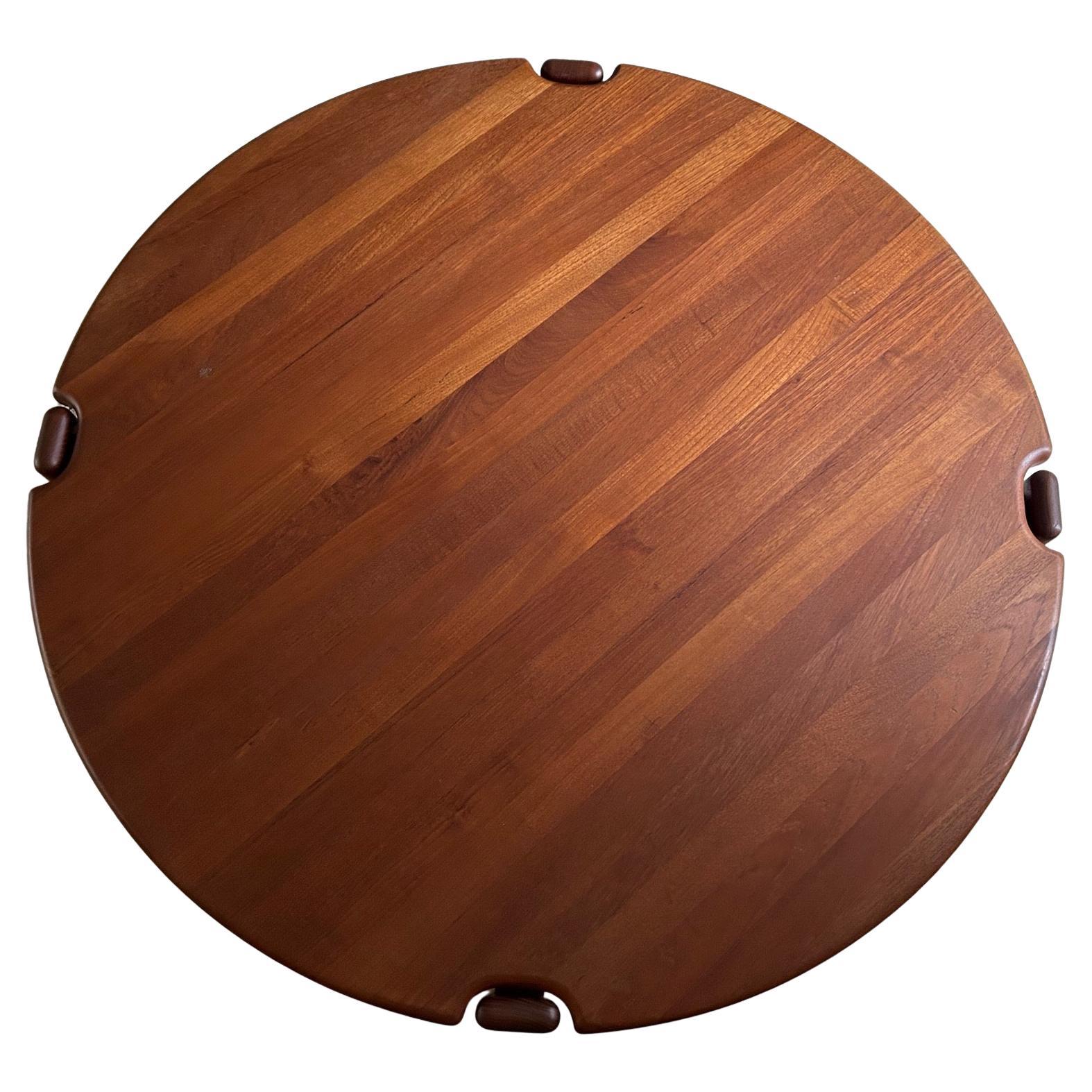 Tavolino rotondo in teak massello di Illum Wikkelsø, design danese degli anni '60.