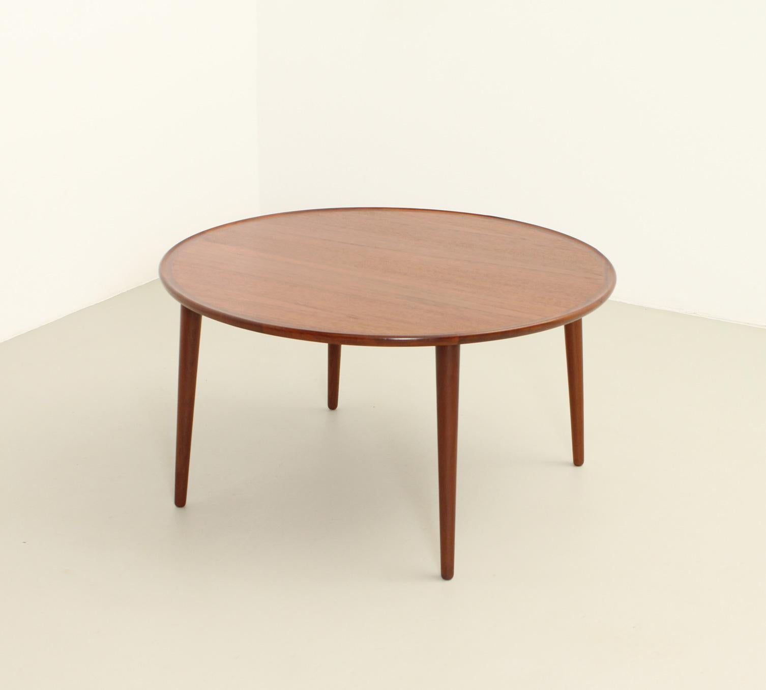 Round Coffee Table in Teak Wood by BC Møbler, Denmark, 1960's In Good Condition For Sale In Barcelona, ES